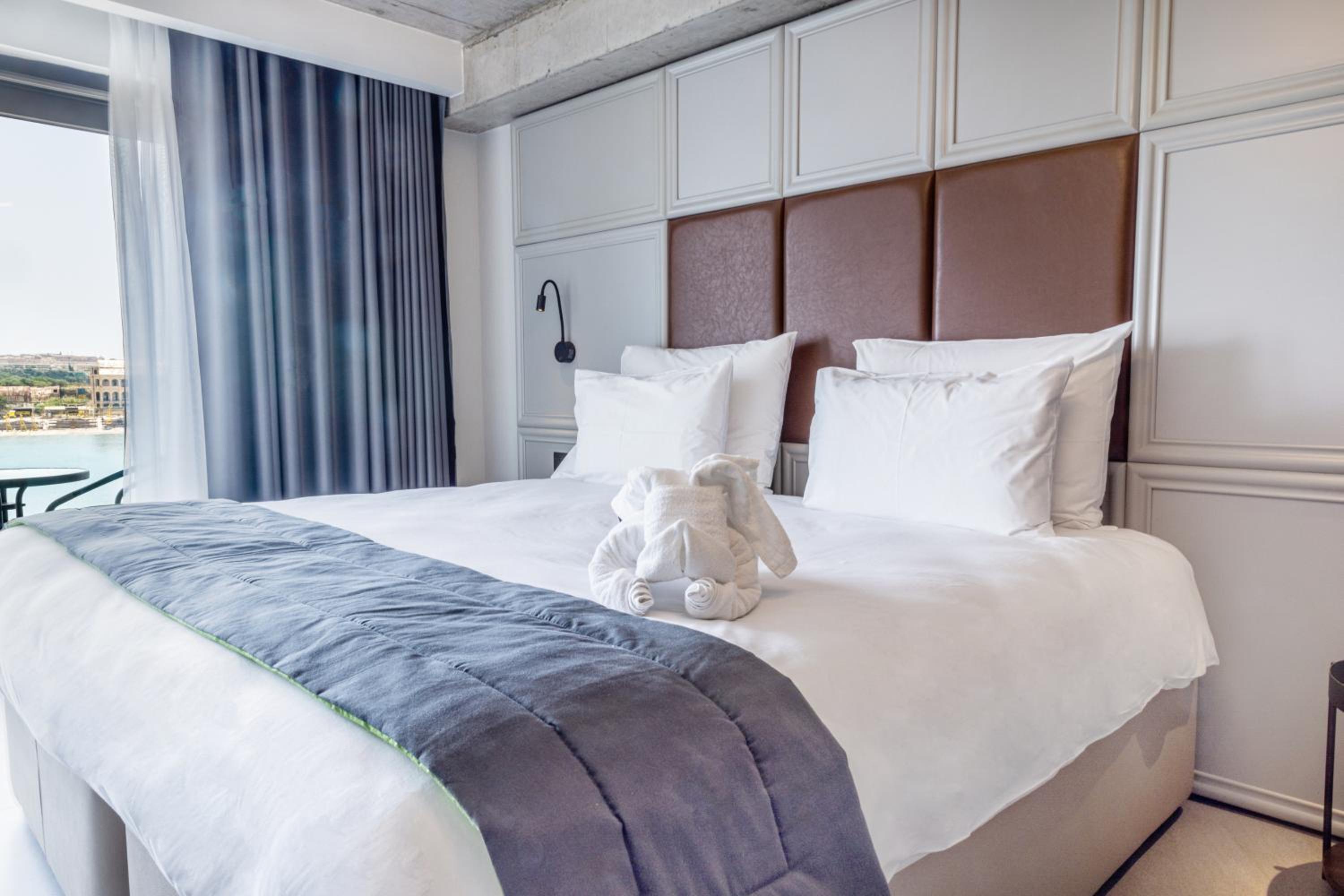 Deluxe Double Room with Balcony and Sea View - Photo 5