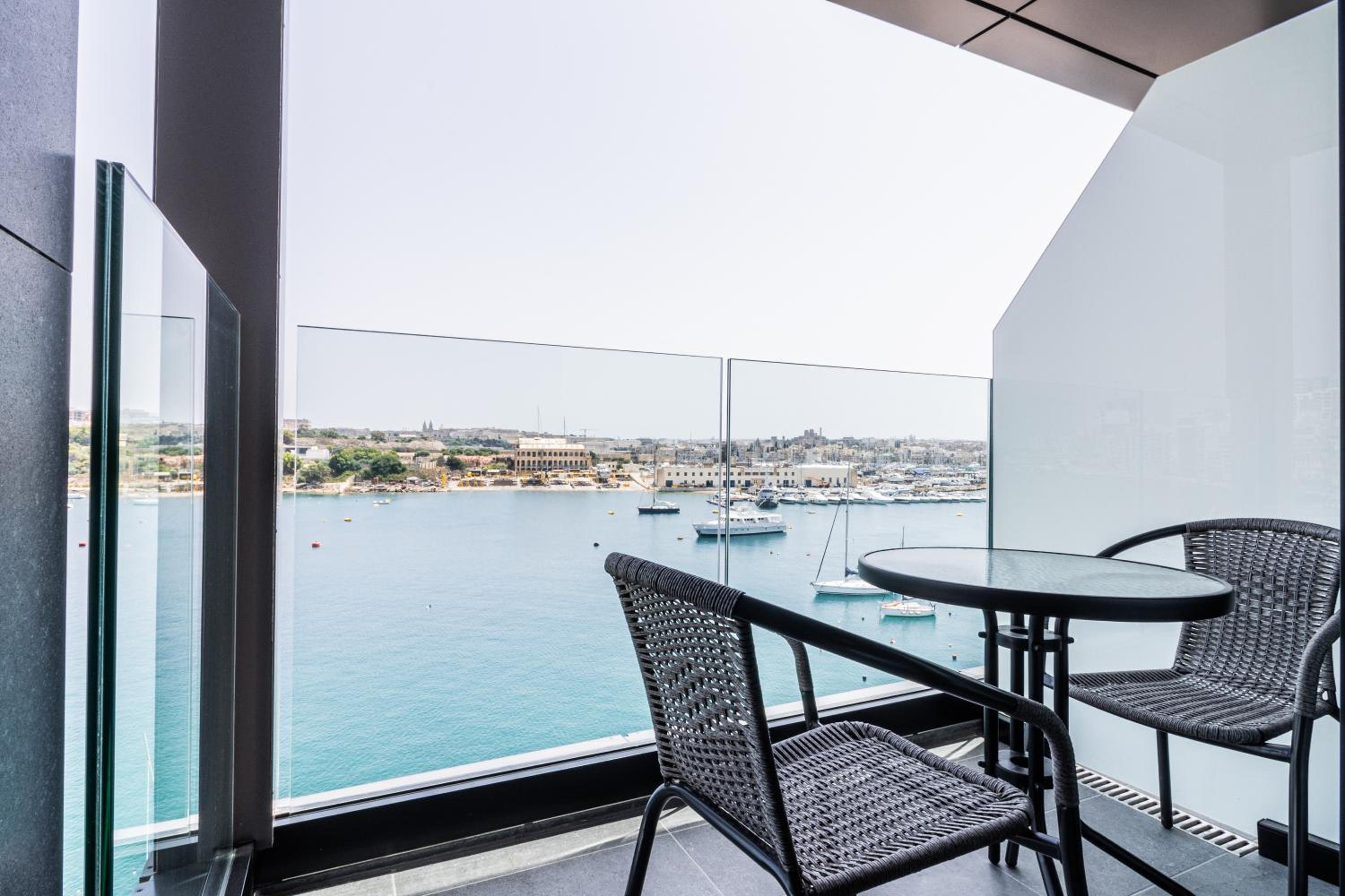 Deluxe Double Room with Balcony and Sea View - Photo 7