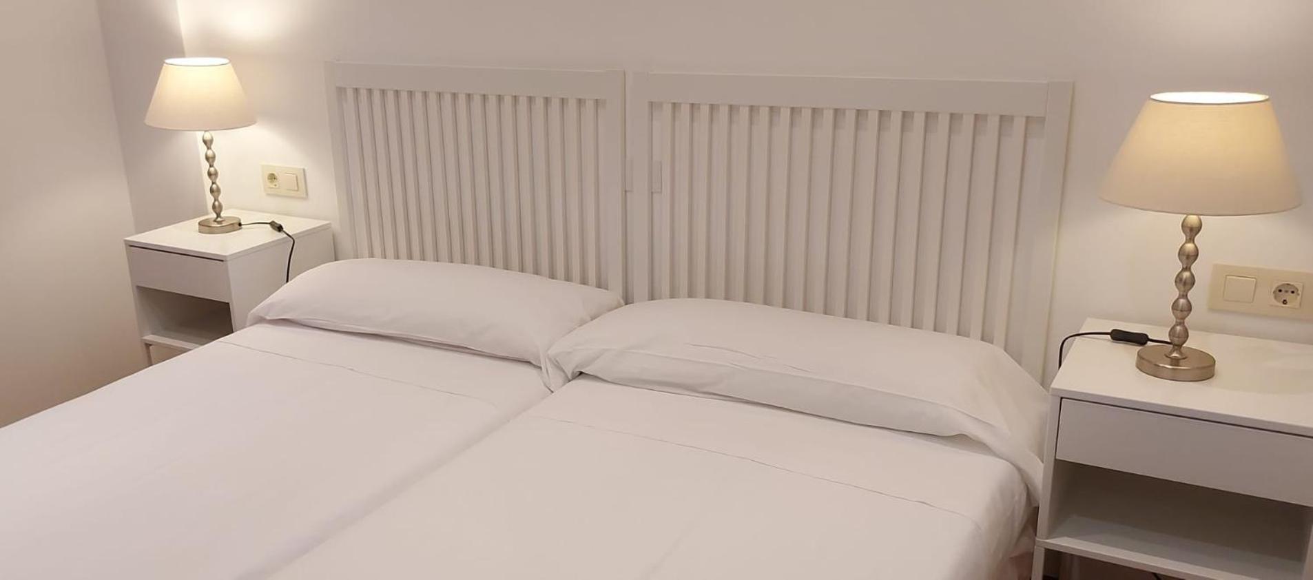 Apartamento de tres habitaciones con balcón en el segundo piso sin ascensor