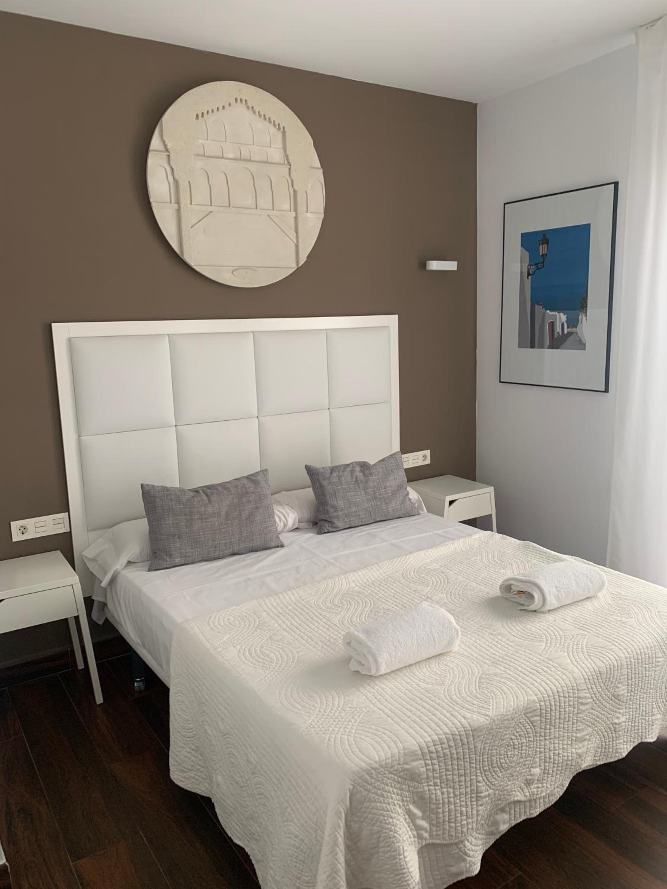 Apartamento de una habitación con patio y estacionamiento.