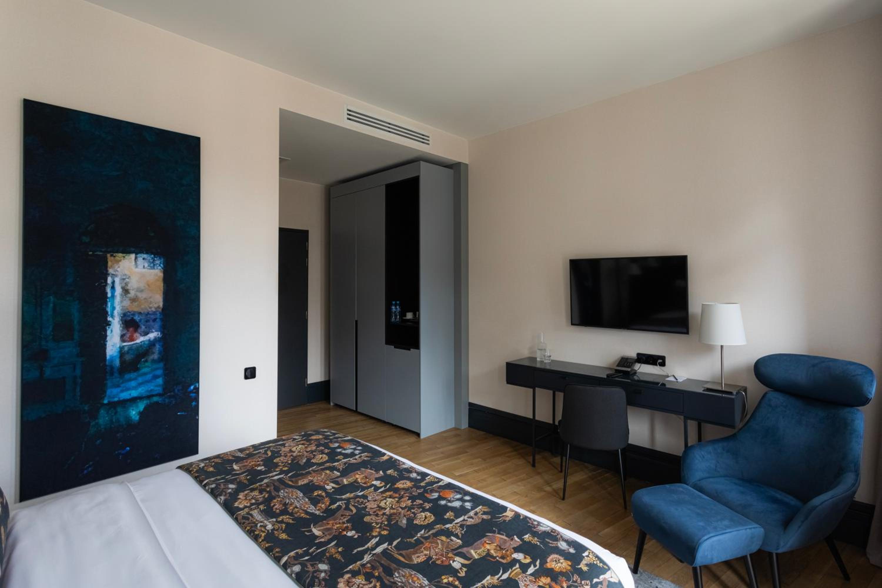 Deluxe King Room - Photo 7
