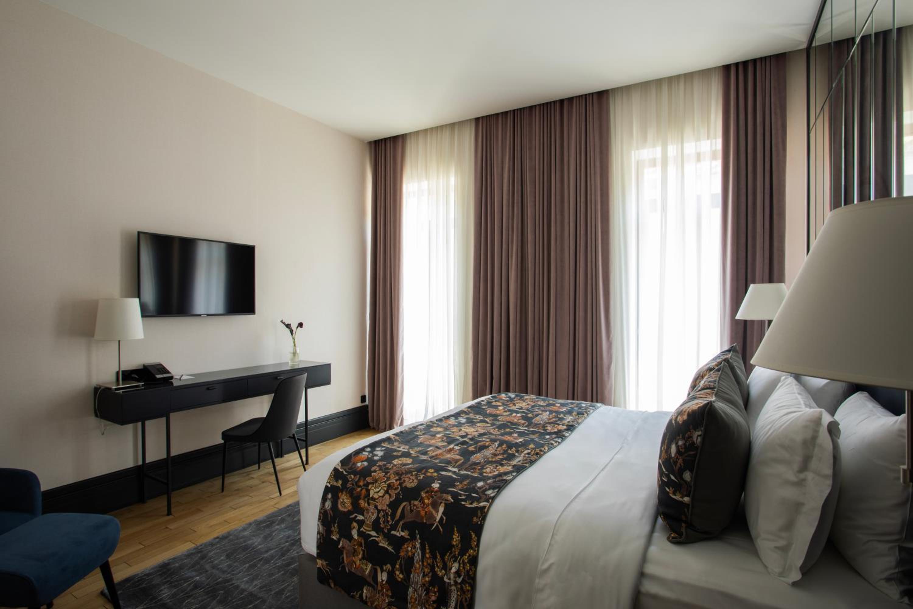 Deluxe King Room - Photo 5