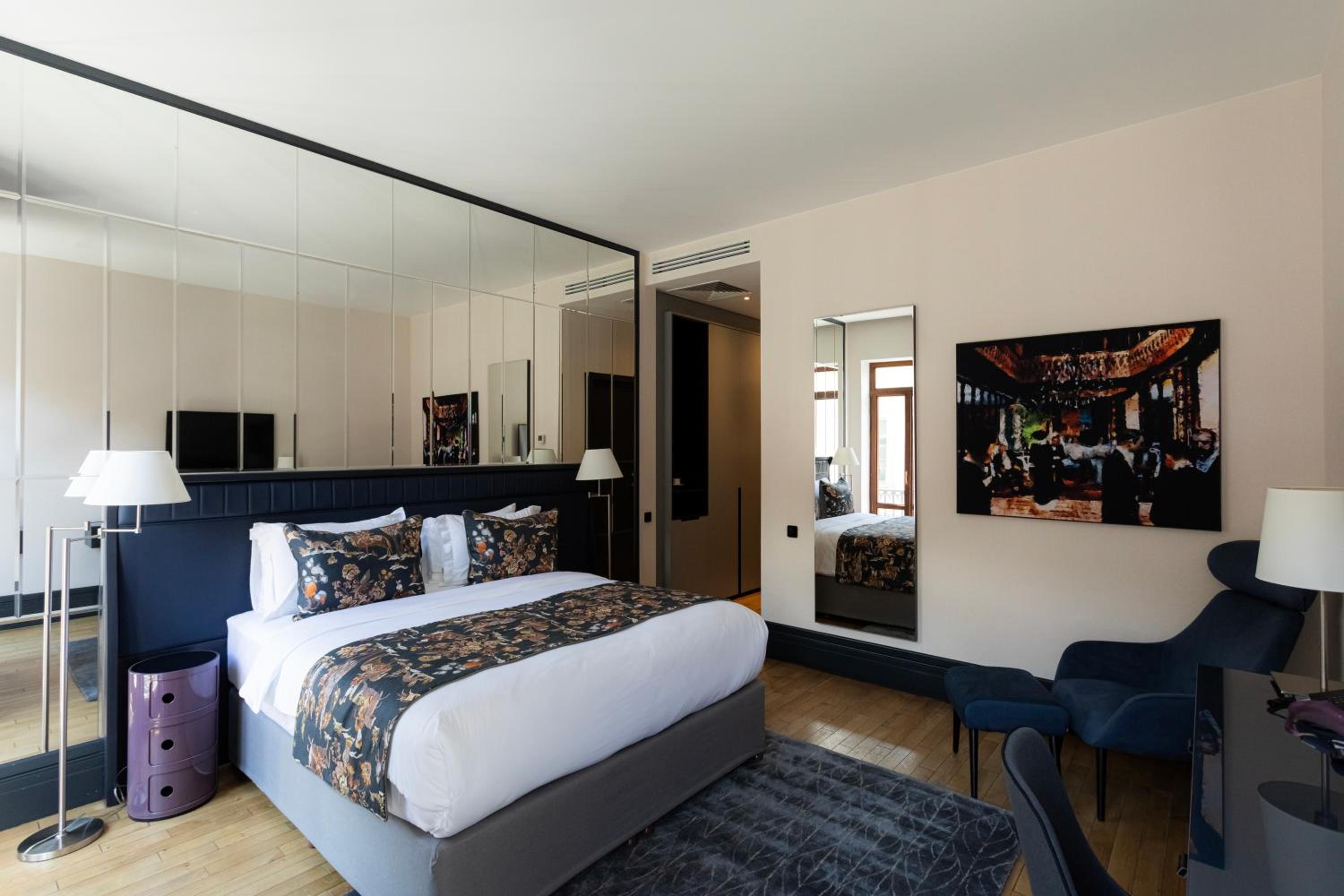 Deluxe King Room - Photo 8