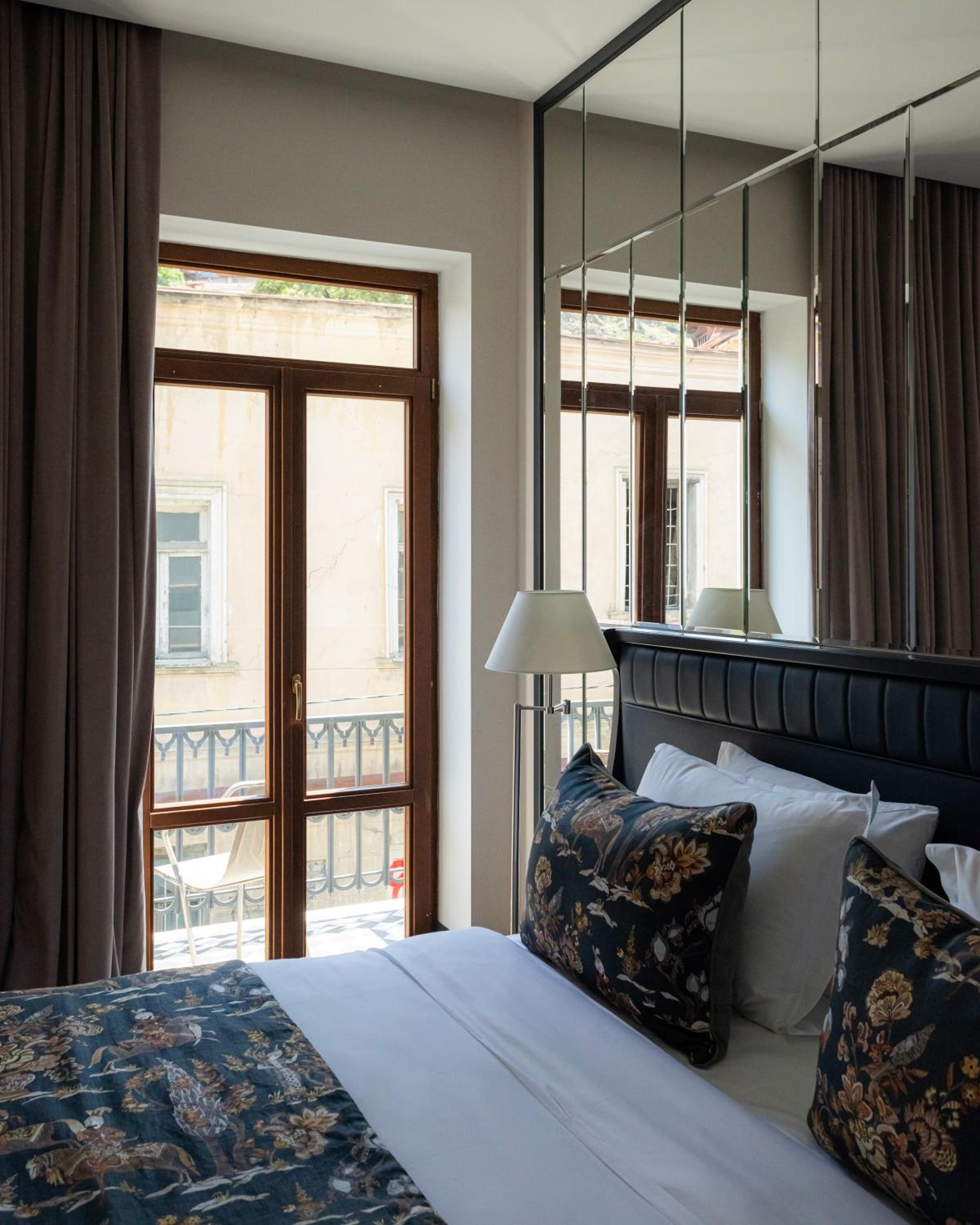 Deluxe King Room - Photo 4