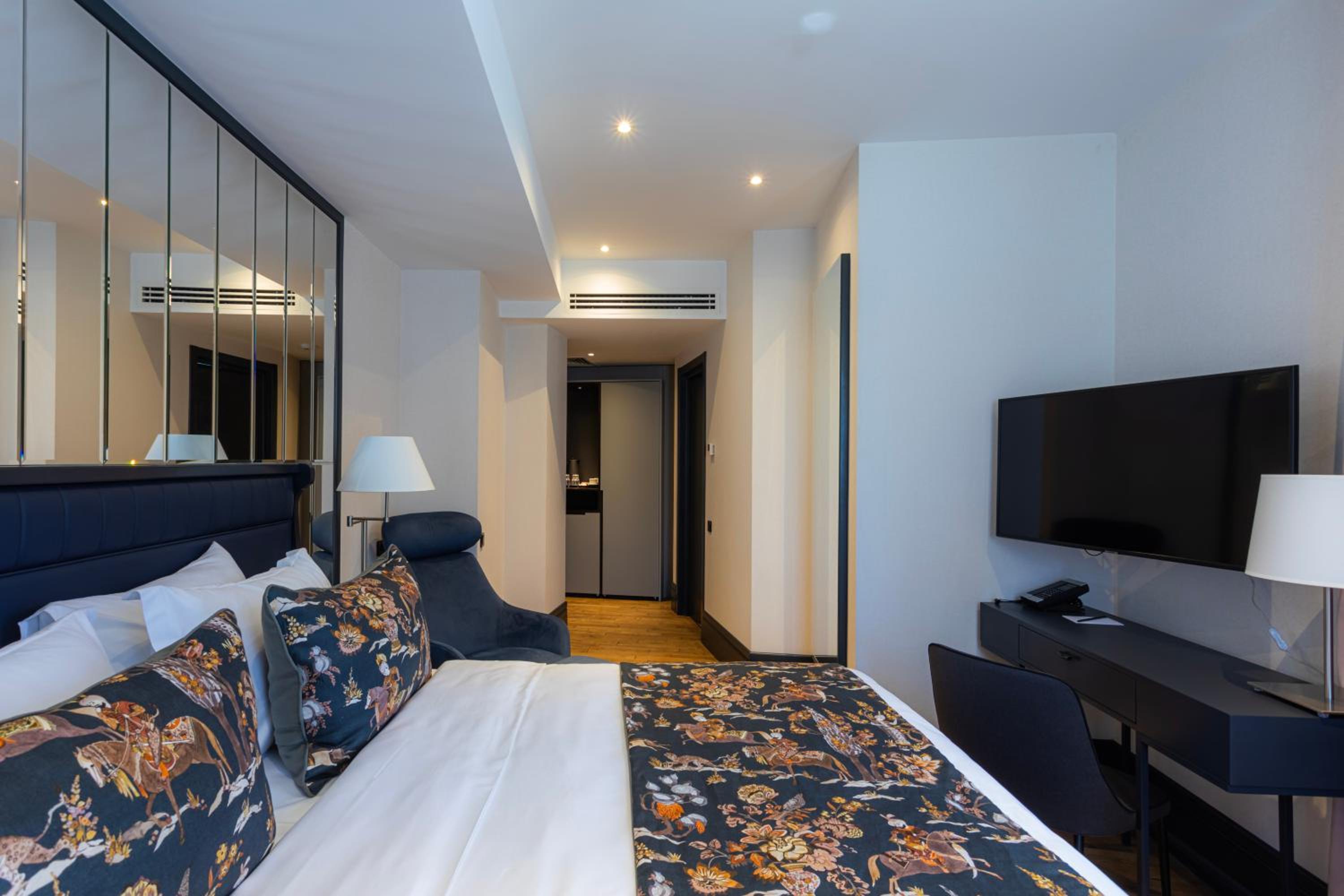 Standard Double Room - Photo 9
