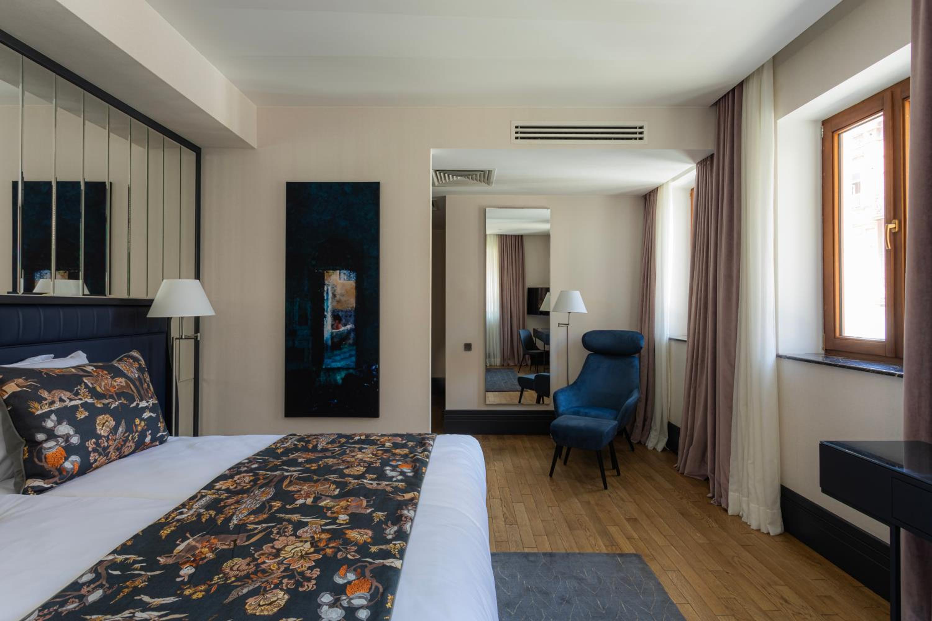 Superior King Room - Photo 3