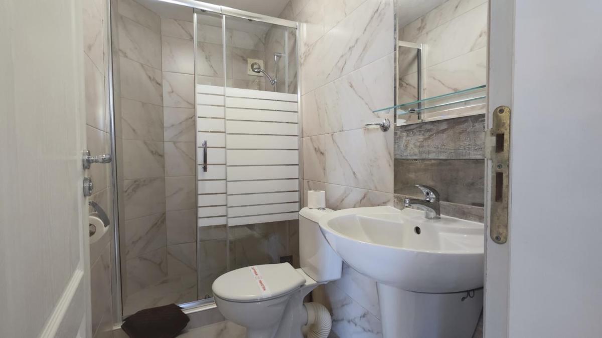 Double Room with Balcony and Sea View - Photo 10