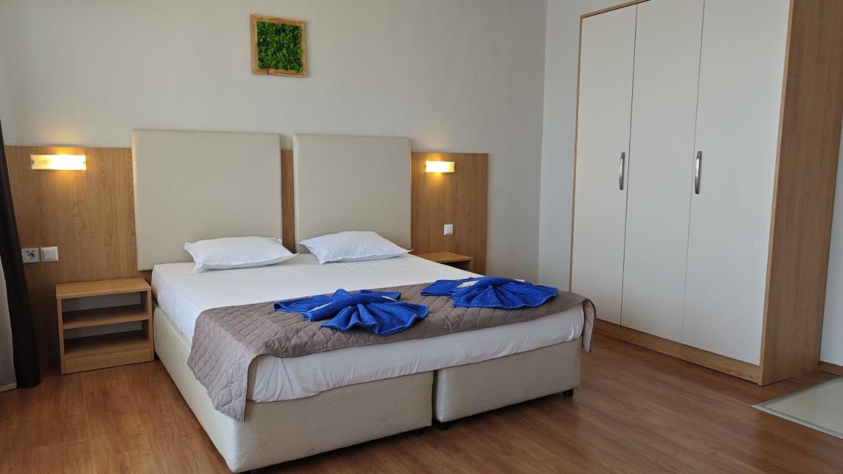 Double Room with Balcony (2 Adults + 1 Child) - Photo 2