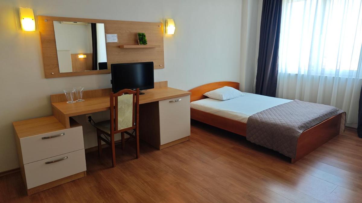 Double Room with Balcony (2 Adults + 1 Child) - Photo 1