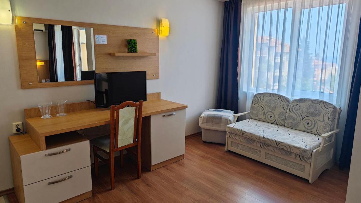 Double Room with Balcony and Sea View - Photo 8