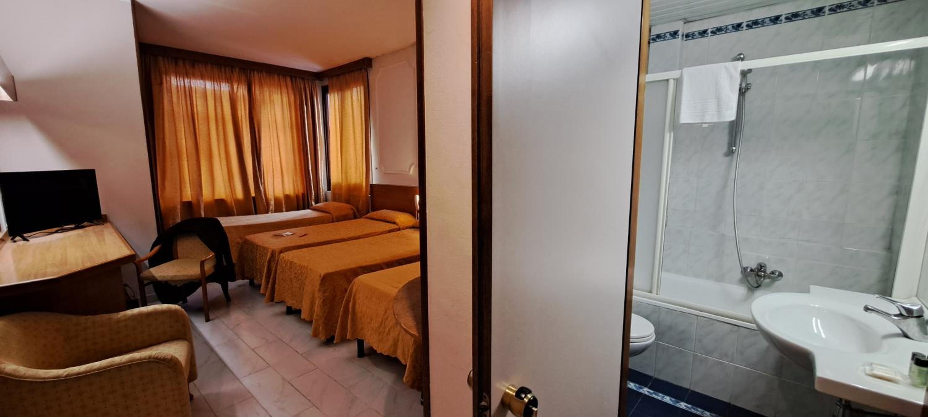 Economy Quadruple Room photo 2