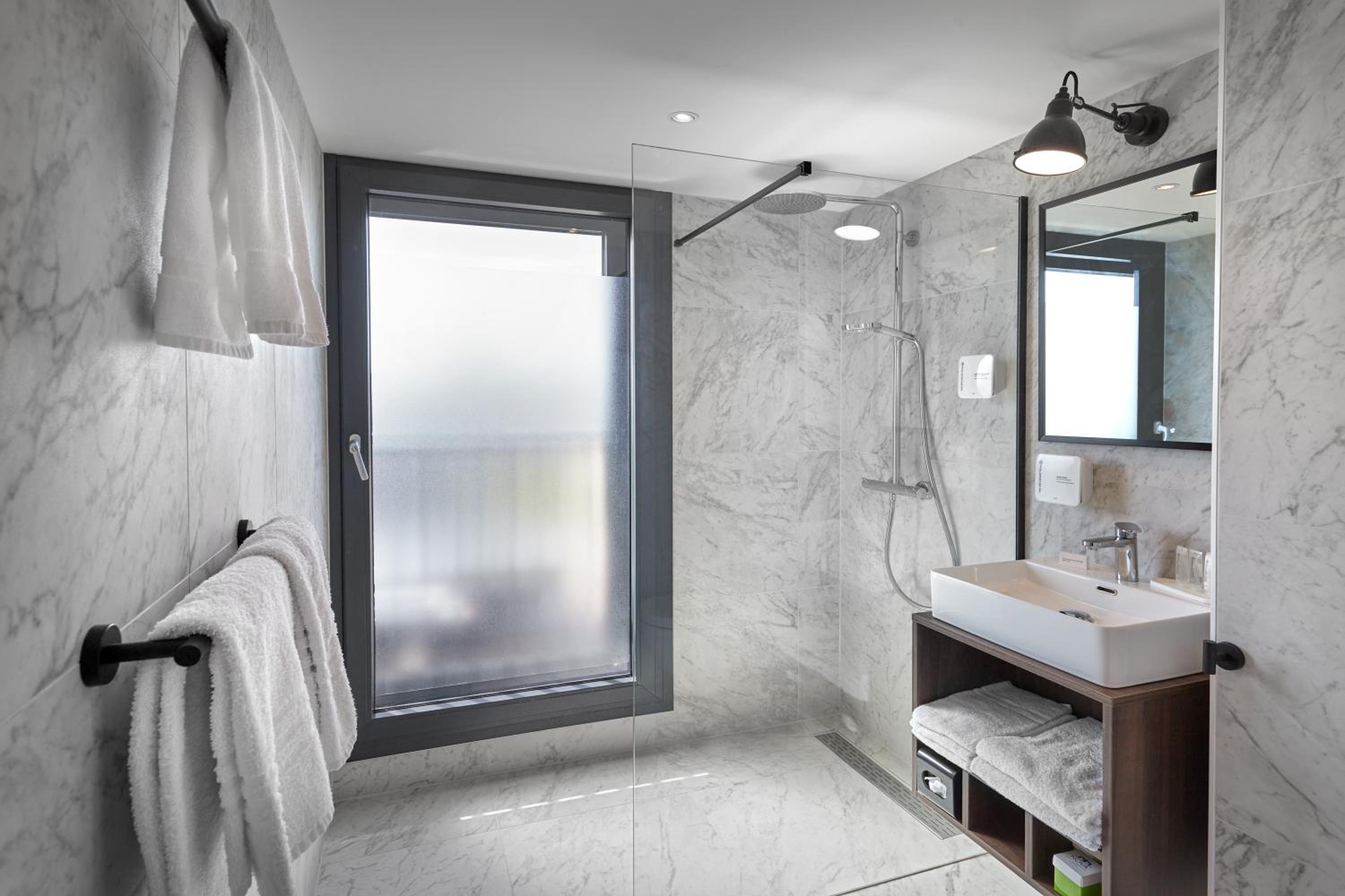 Suite with City View thumbnail 6