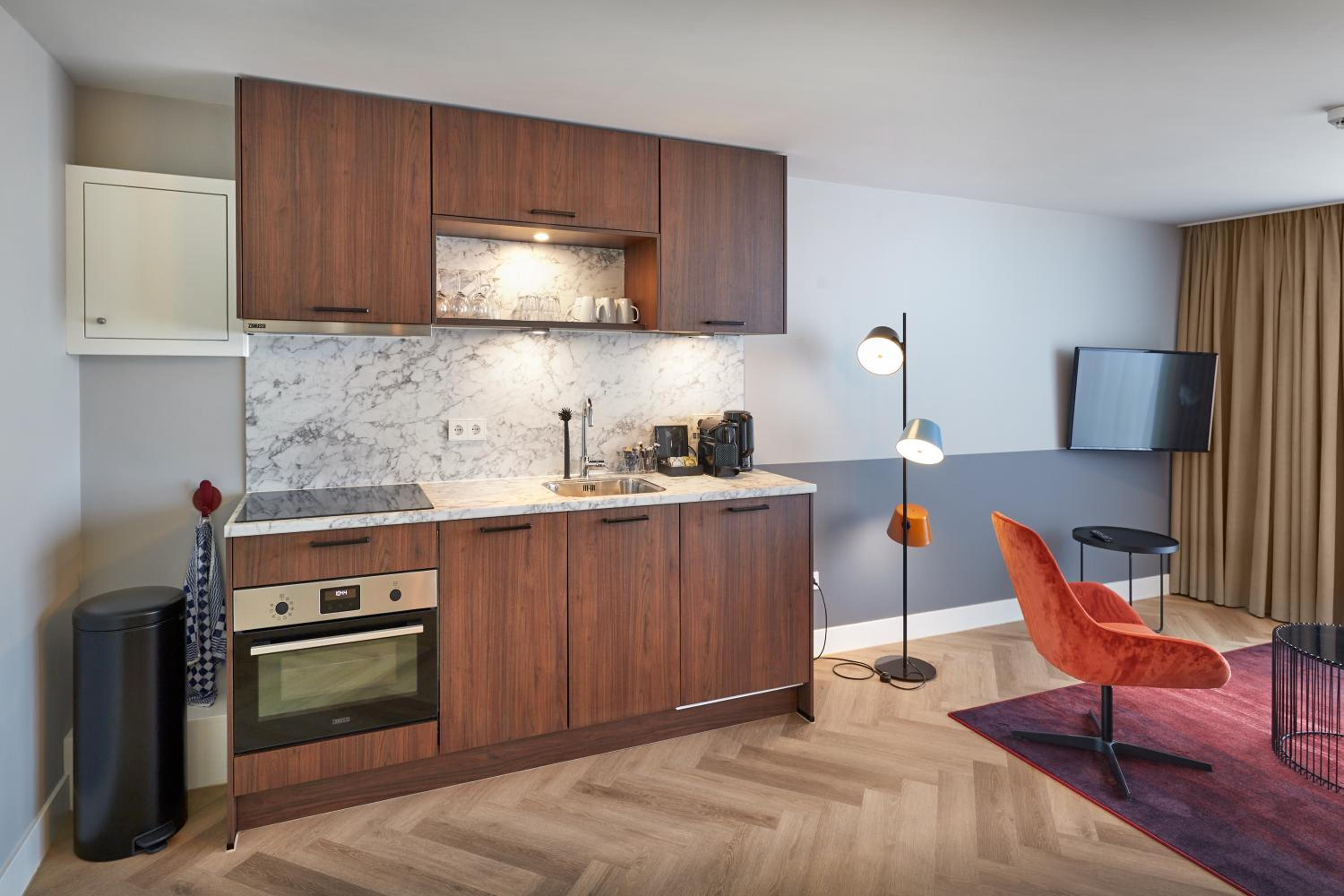 Suite with City View thumbnail 5