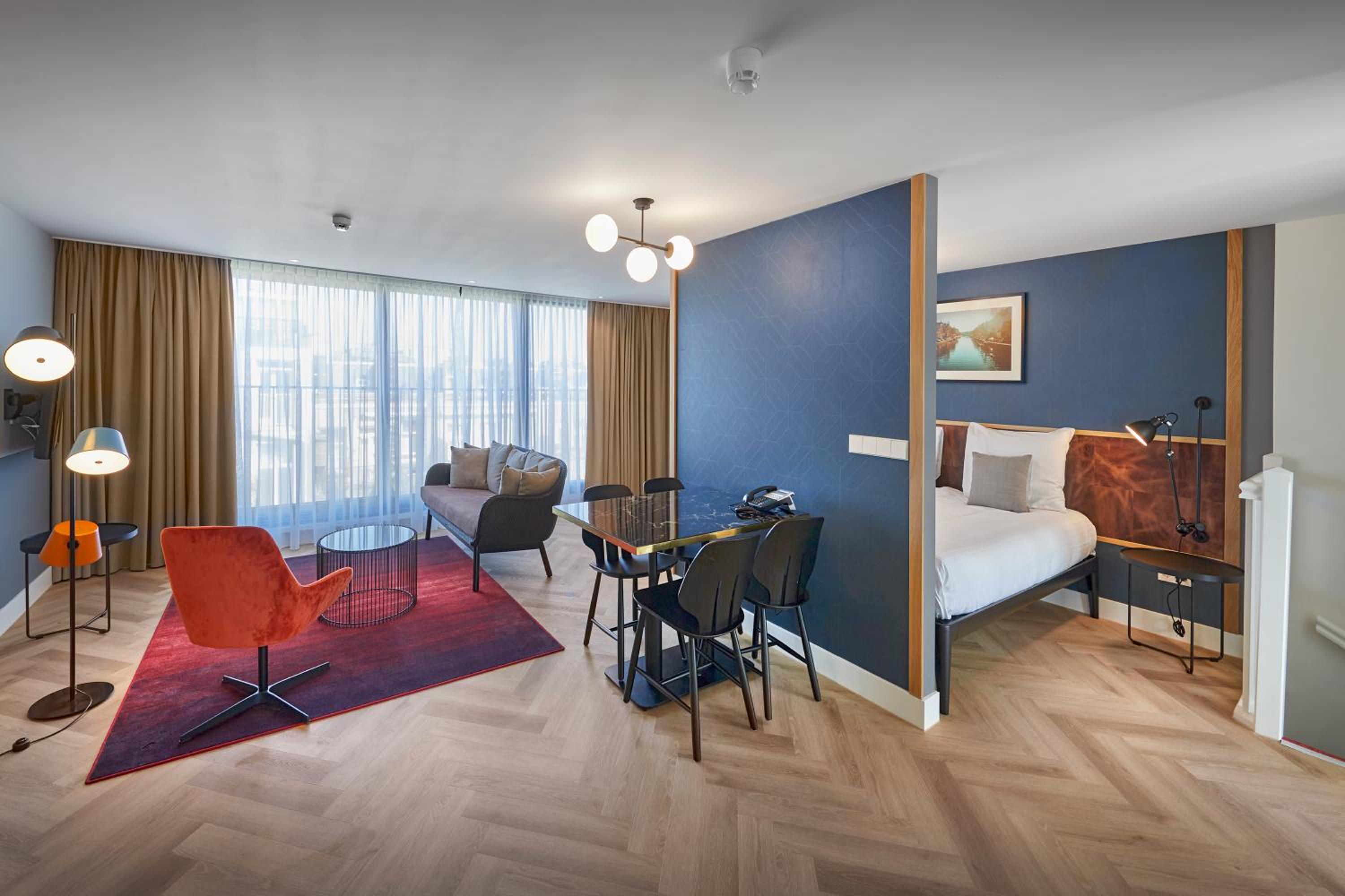 Suite with City View thumbnail 5