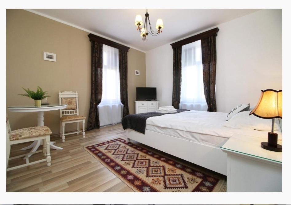Double Room with Private Bathroom - Photo 2
