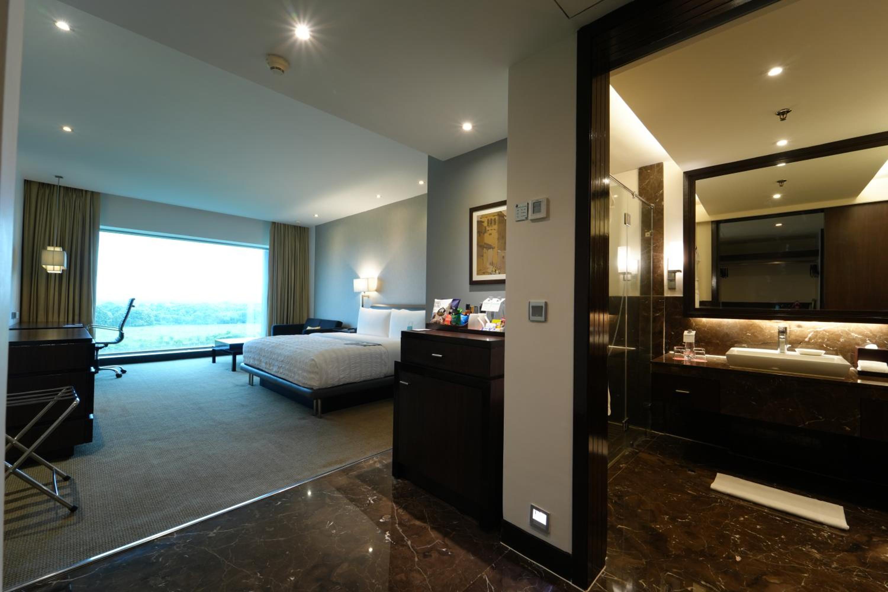 Club Twin Room with Lounge Access from 7pm - 9pm with complimentary in-house selection of liquor I 2 pints of beer and 2 pieces of laundry per day on non-cumulative basis