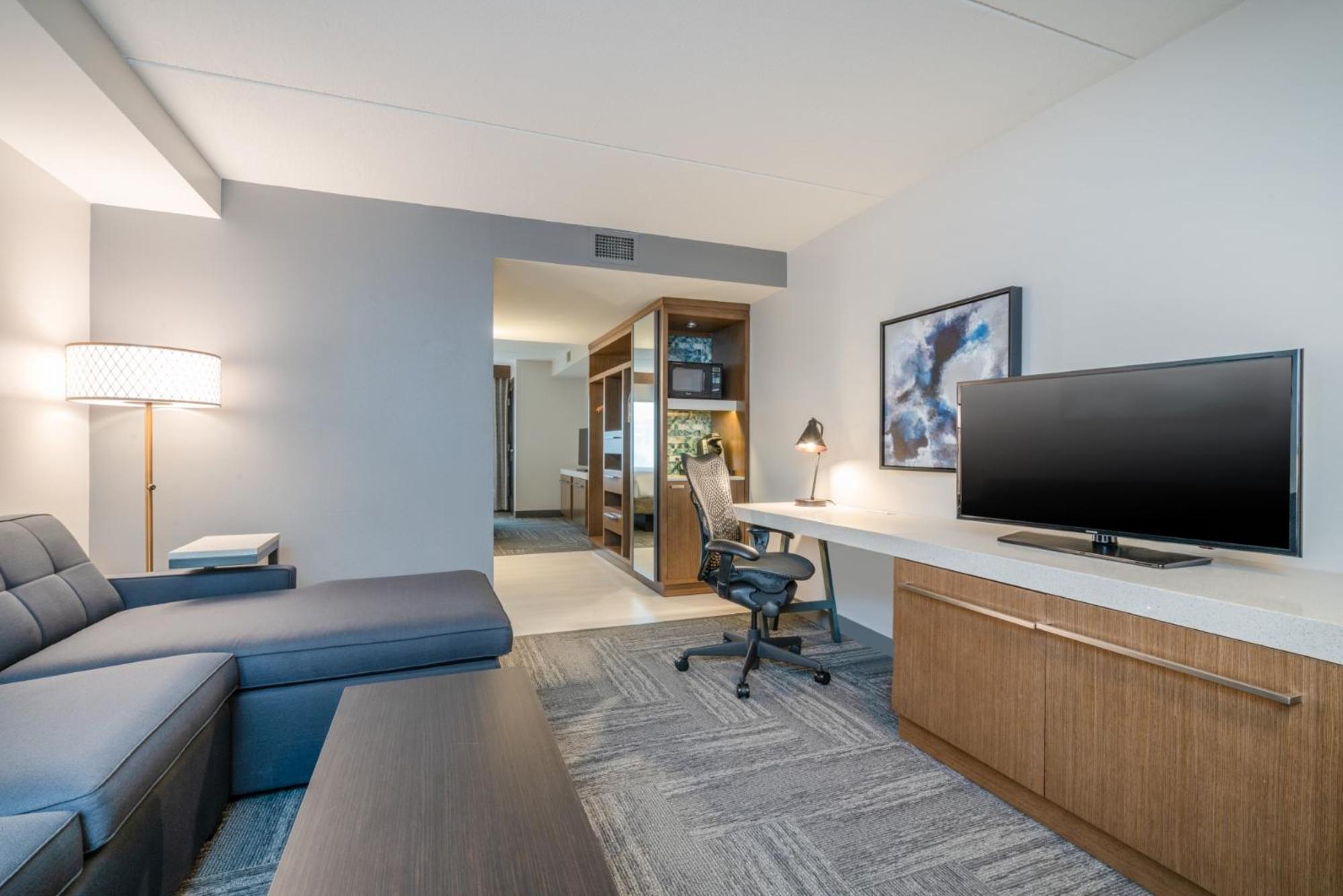 Junior King Suite with Sofa Bed - Photo 2