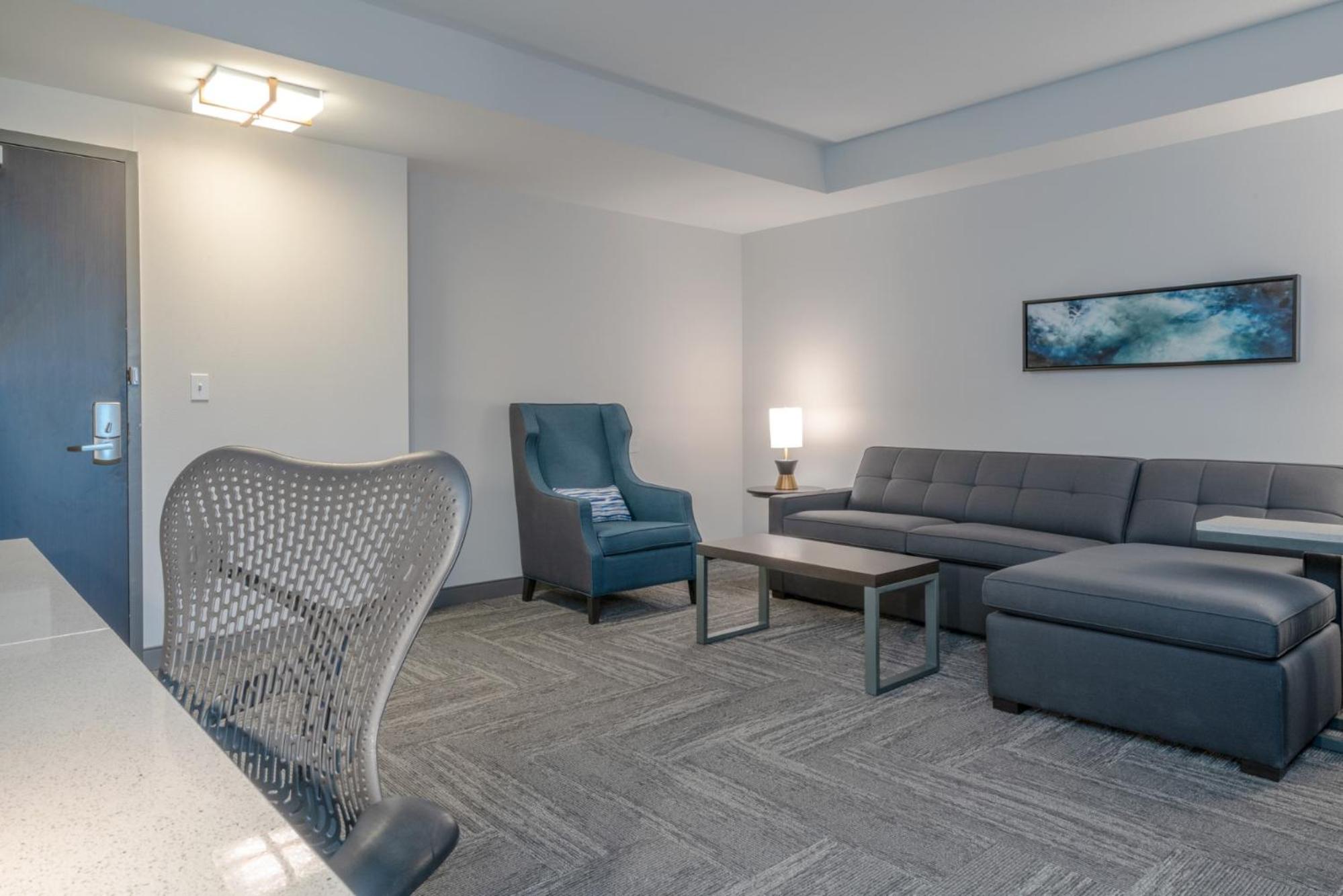 Junior King Suite with Sofa Bed - Photo 4
