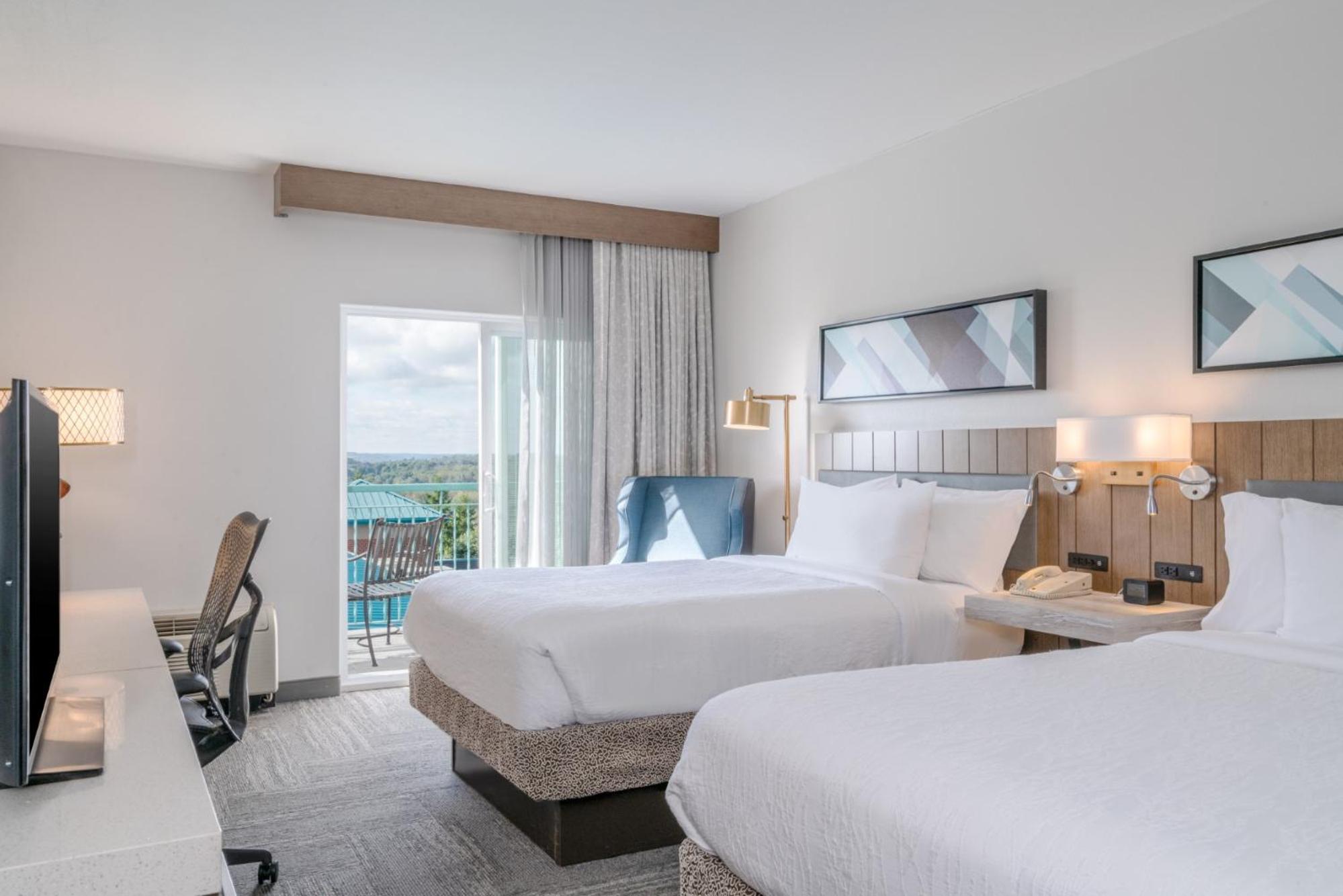 Double Room with Two Double Beds and View - Photo 3