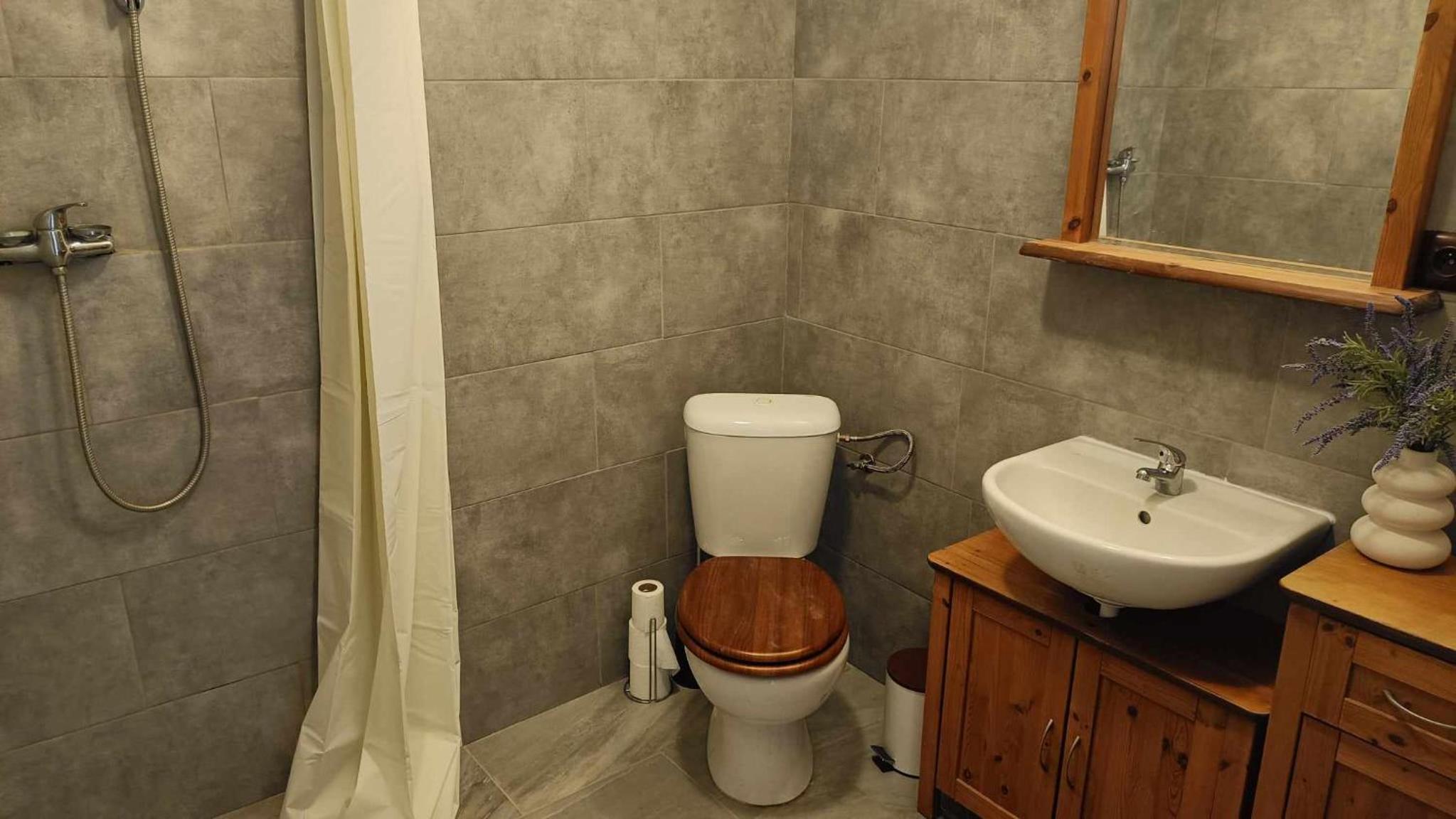 One-Bedroom Apartment - Non-Smoking photo 3