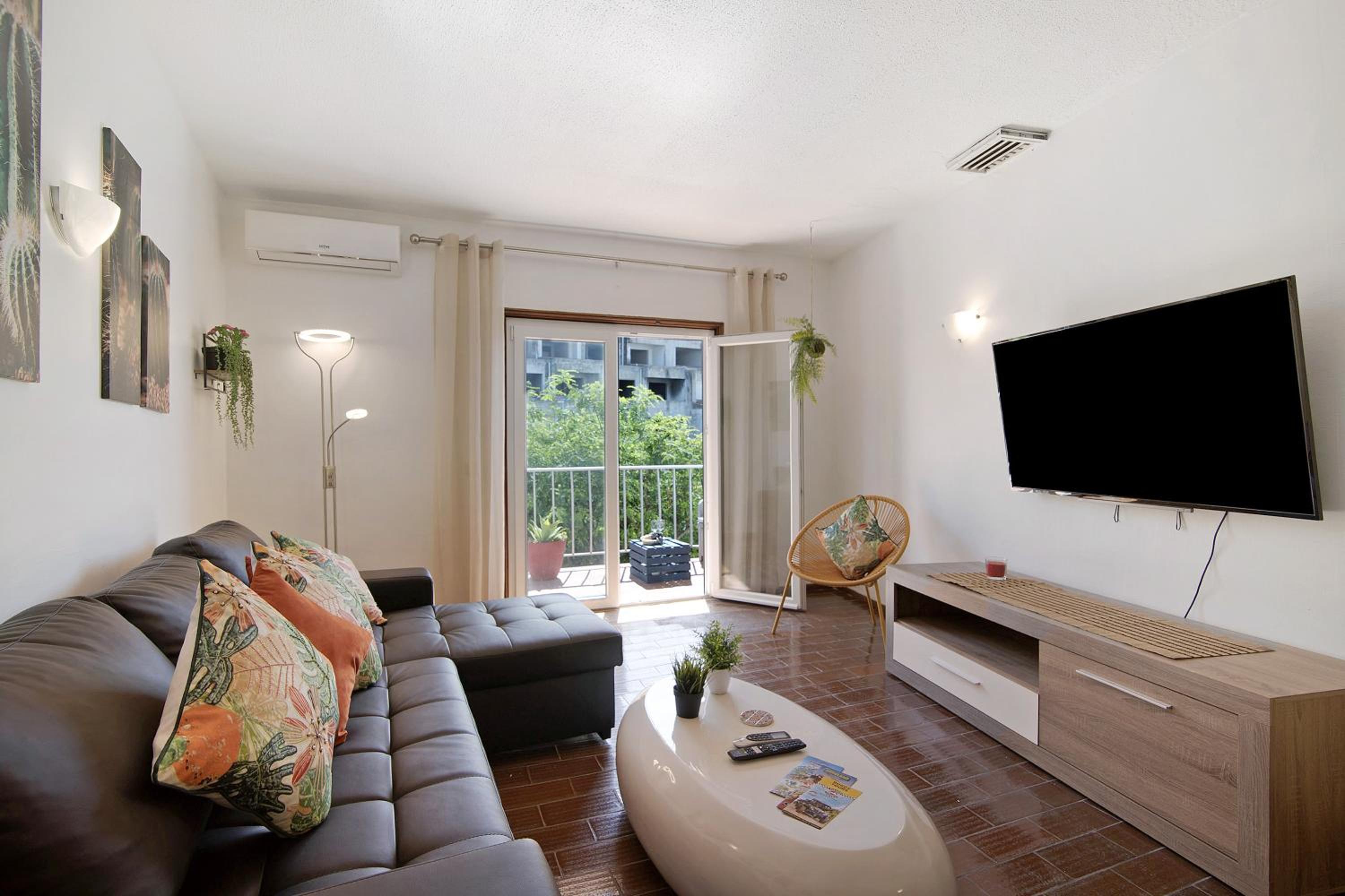 Two-Bedroom Deluxe Apartment with Balcony