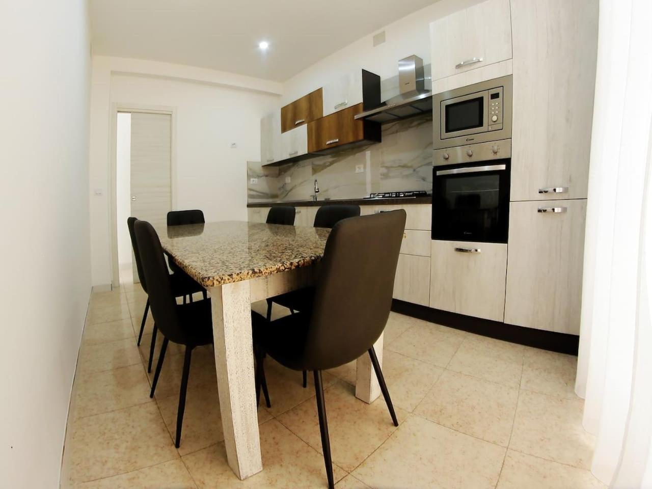 Three-Bedroom House photo 3
