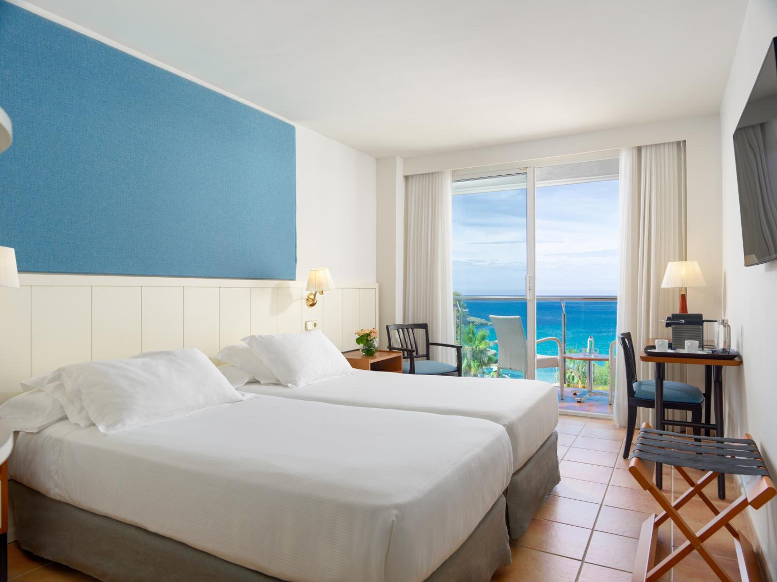 Superior Double or Twin Room with Sea View - Photo 1