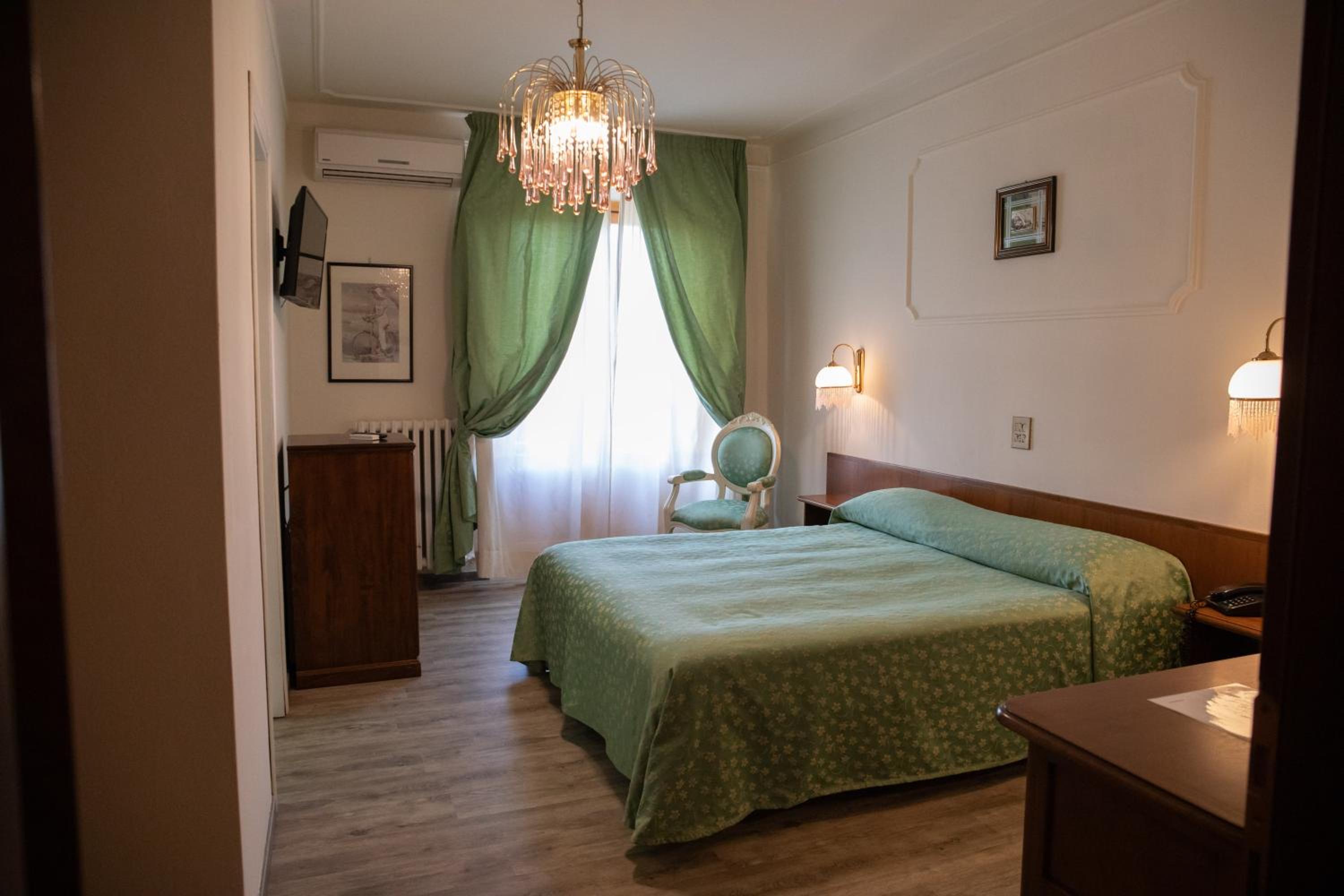 Double or Twin Room - Photo 8