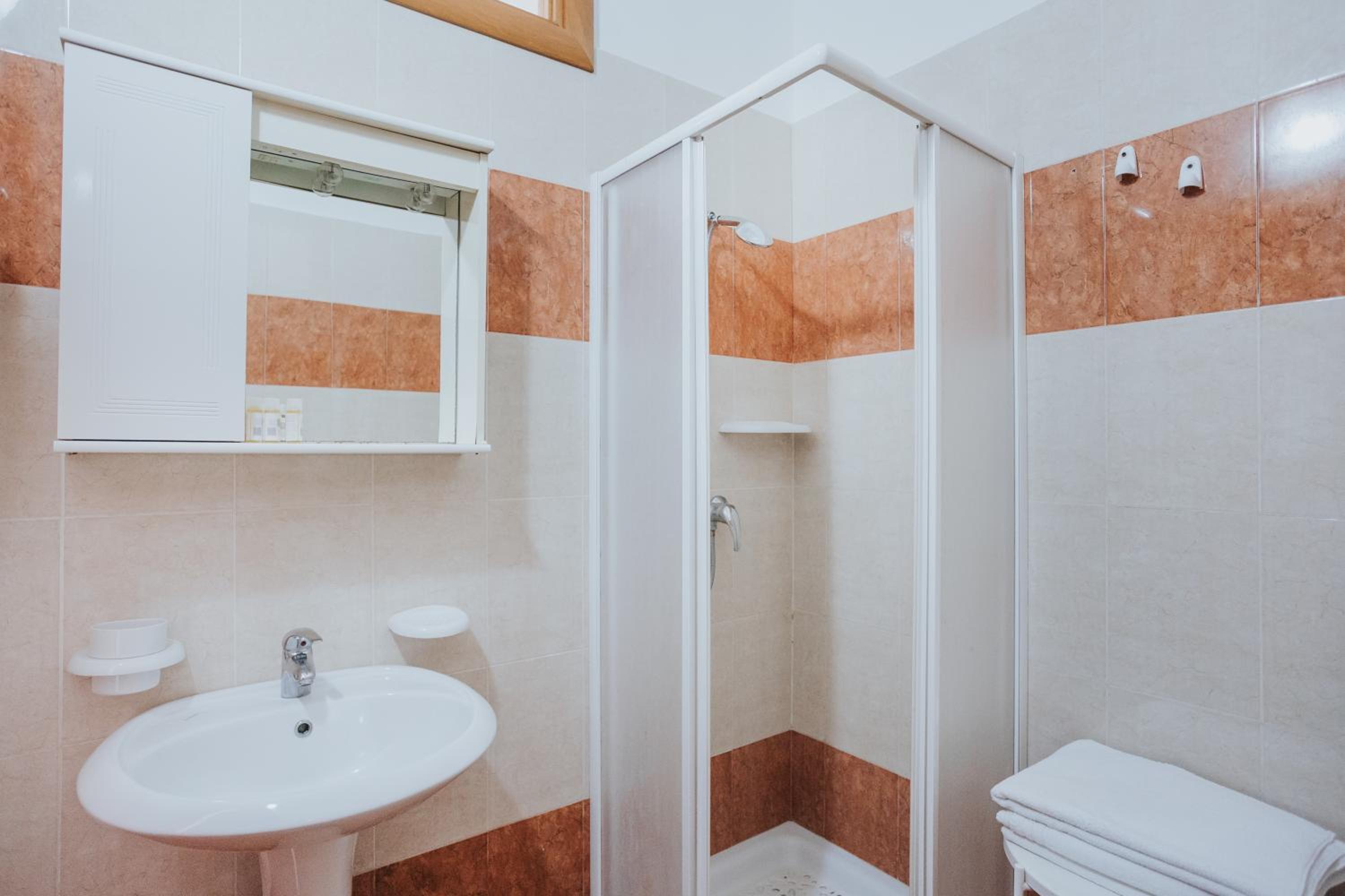 Budget Double Room - Photo 2