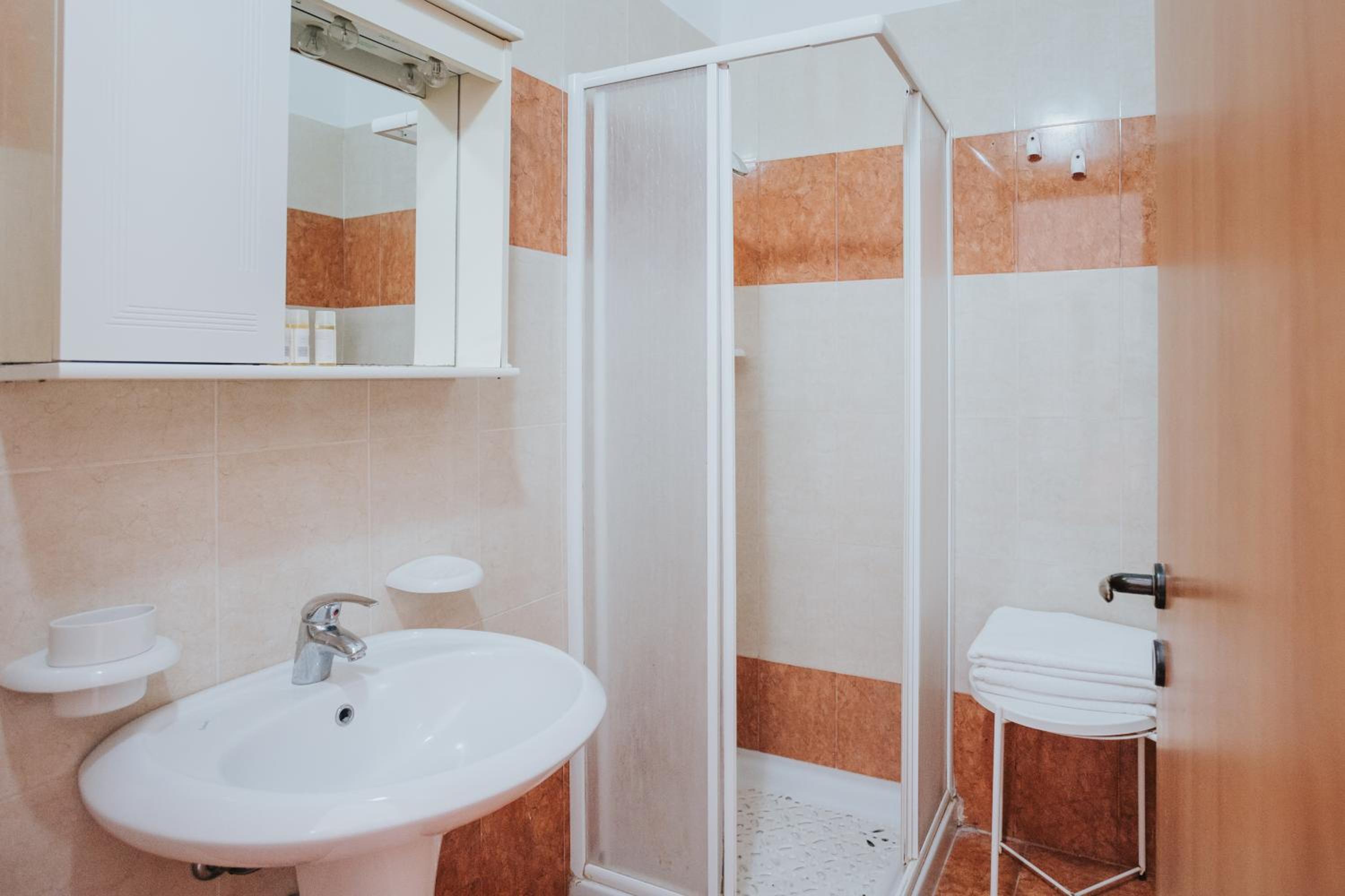 Budget Double Room - Photo 7