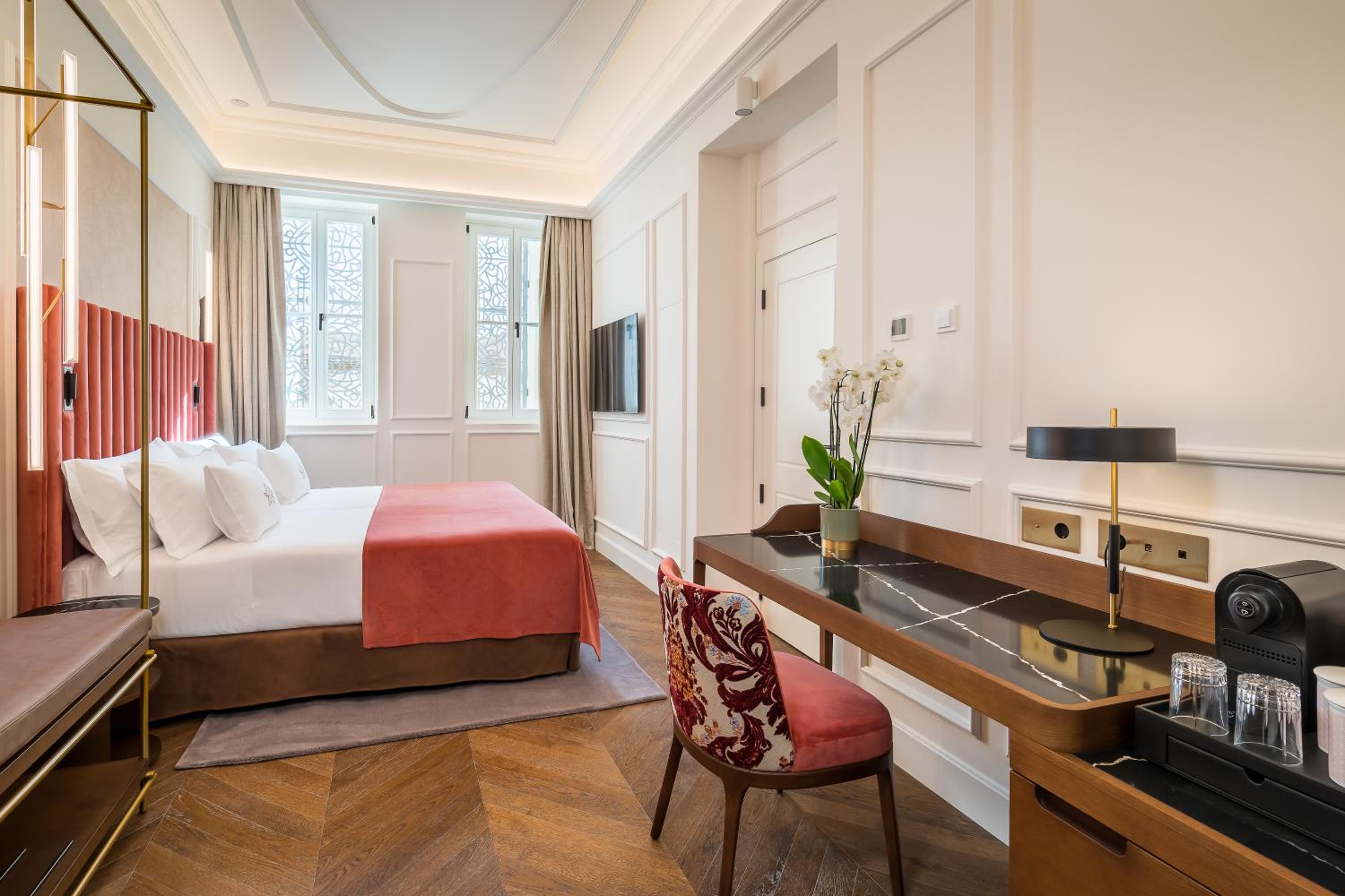 Deluxe Room - Photo 8