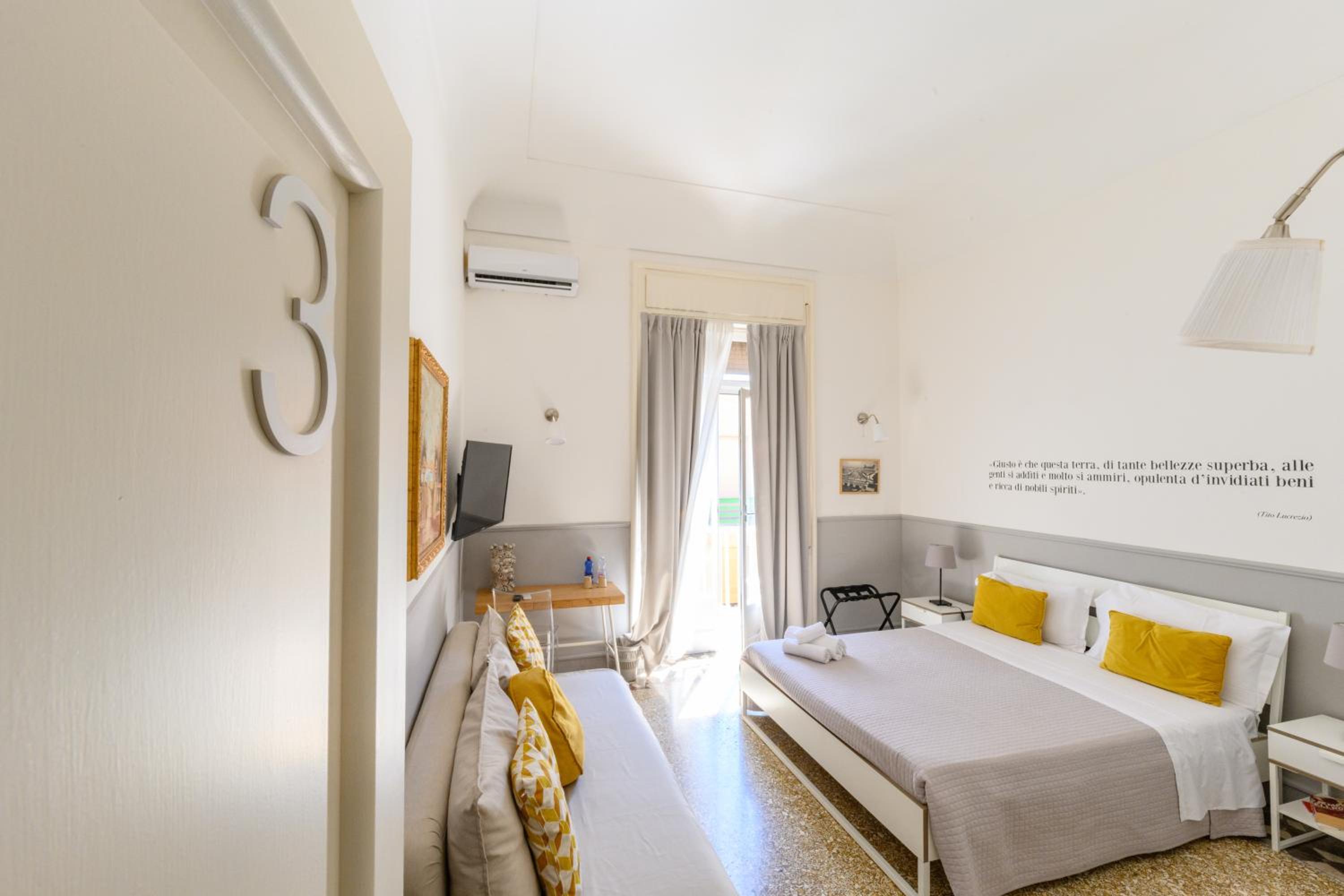 Deluxe Double Room with Balcony - Photo 7