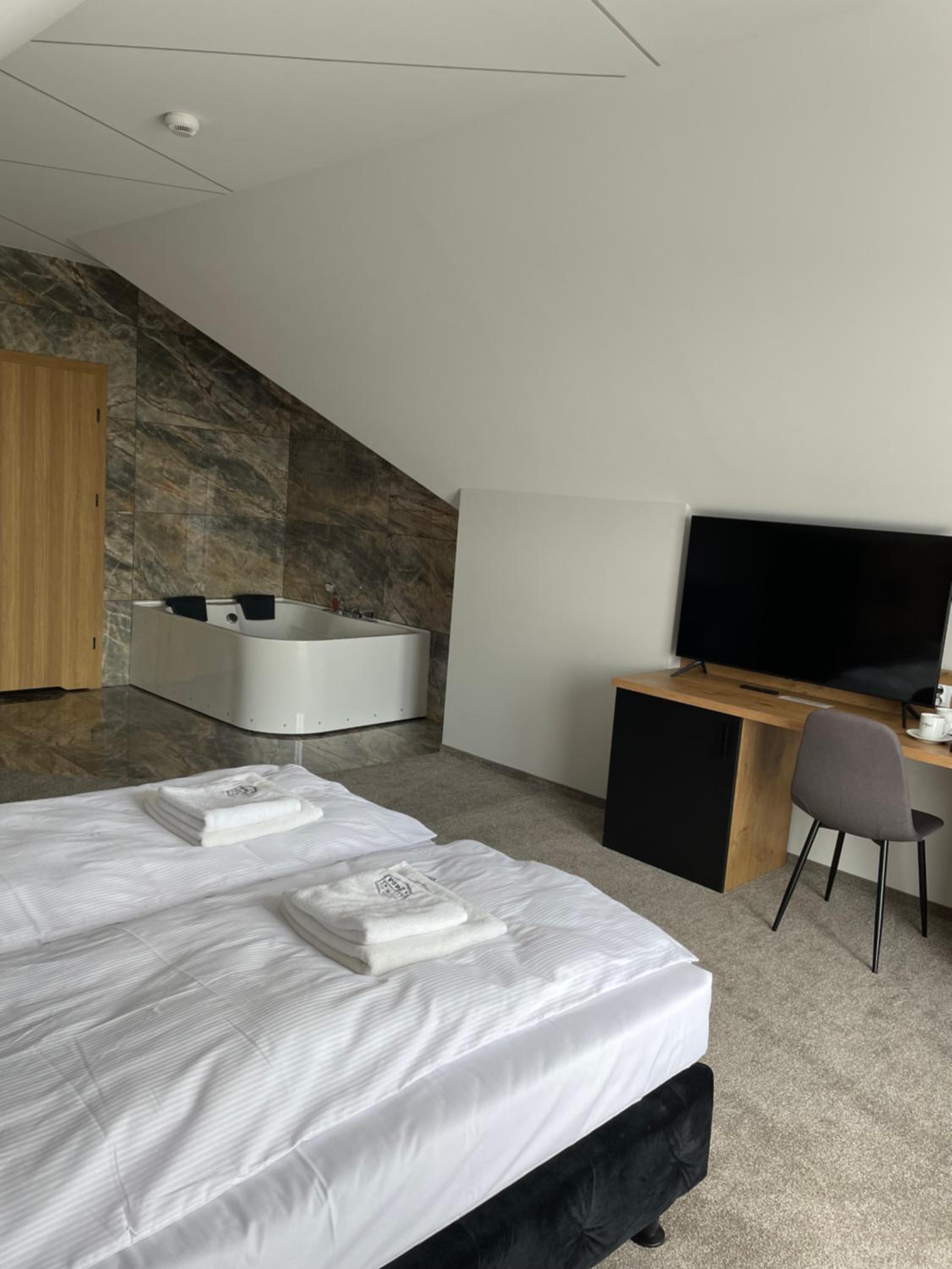 Double Room with Spa Bath photo 3