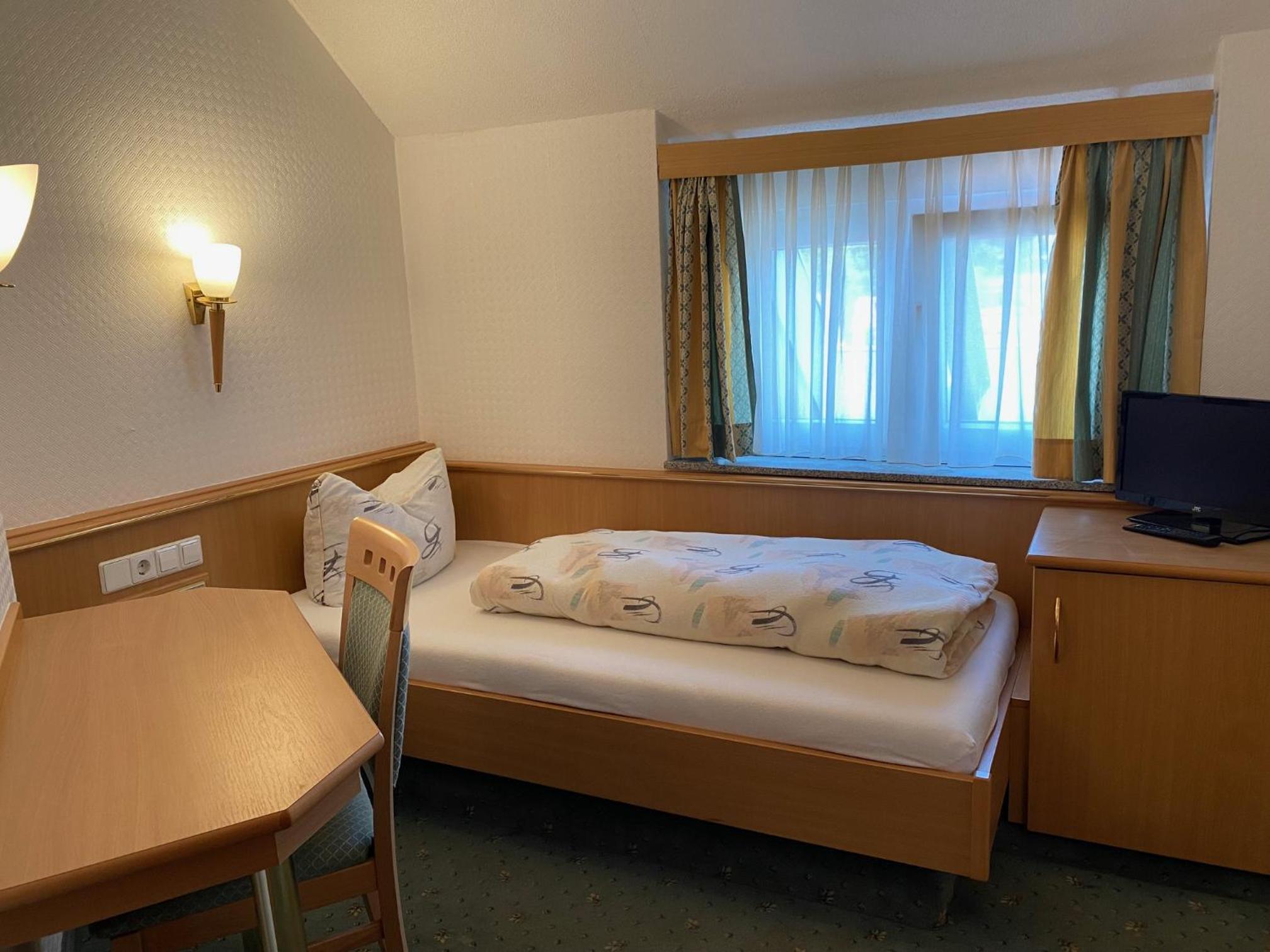 Single Room with Private Bathroom photo 1