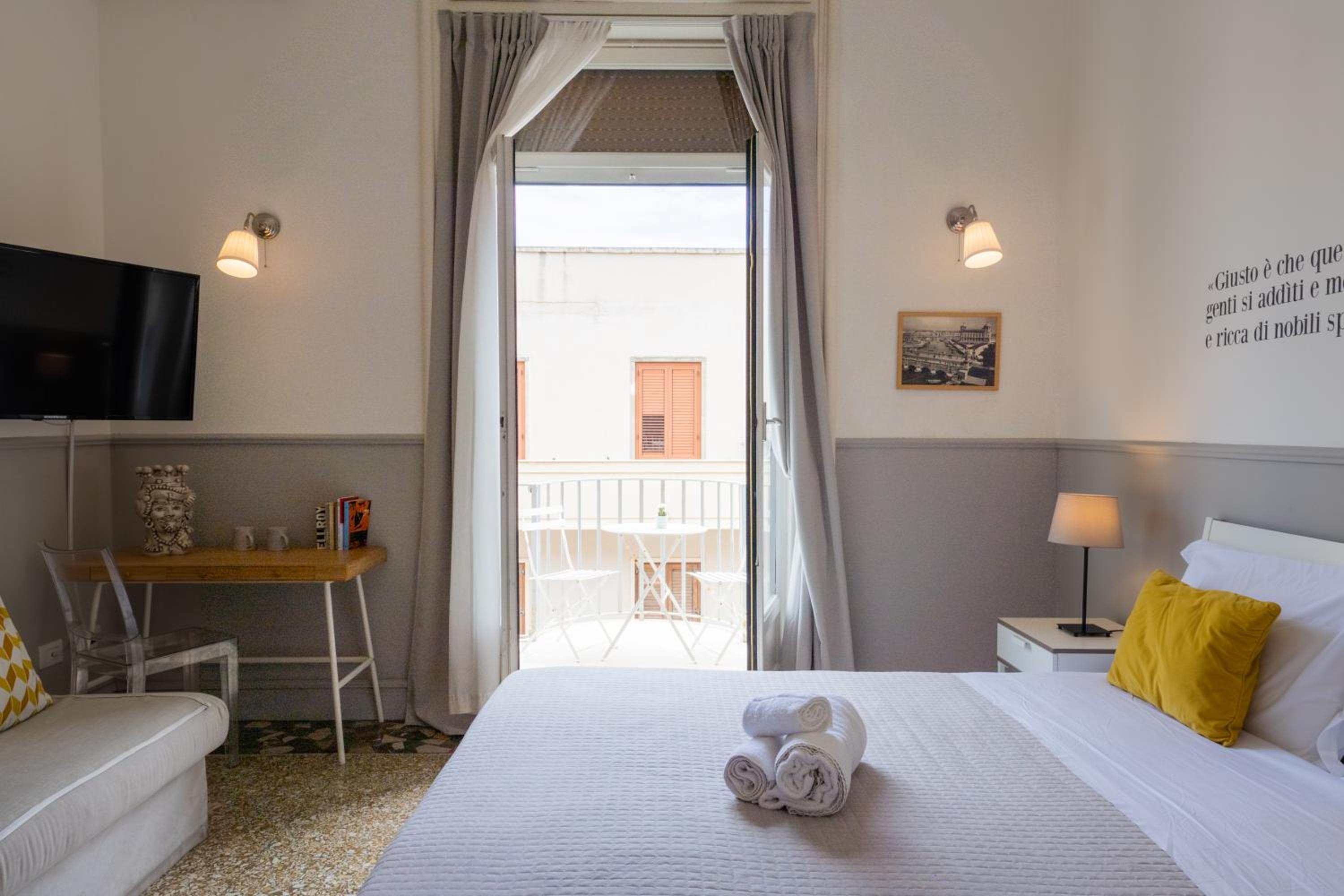 Deluxe Double Room with Balcony - Photo 9