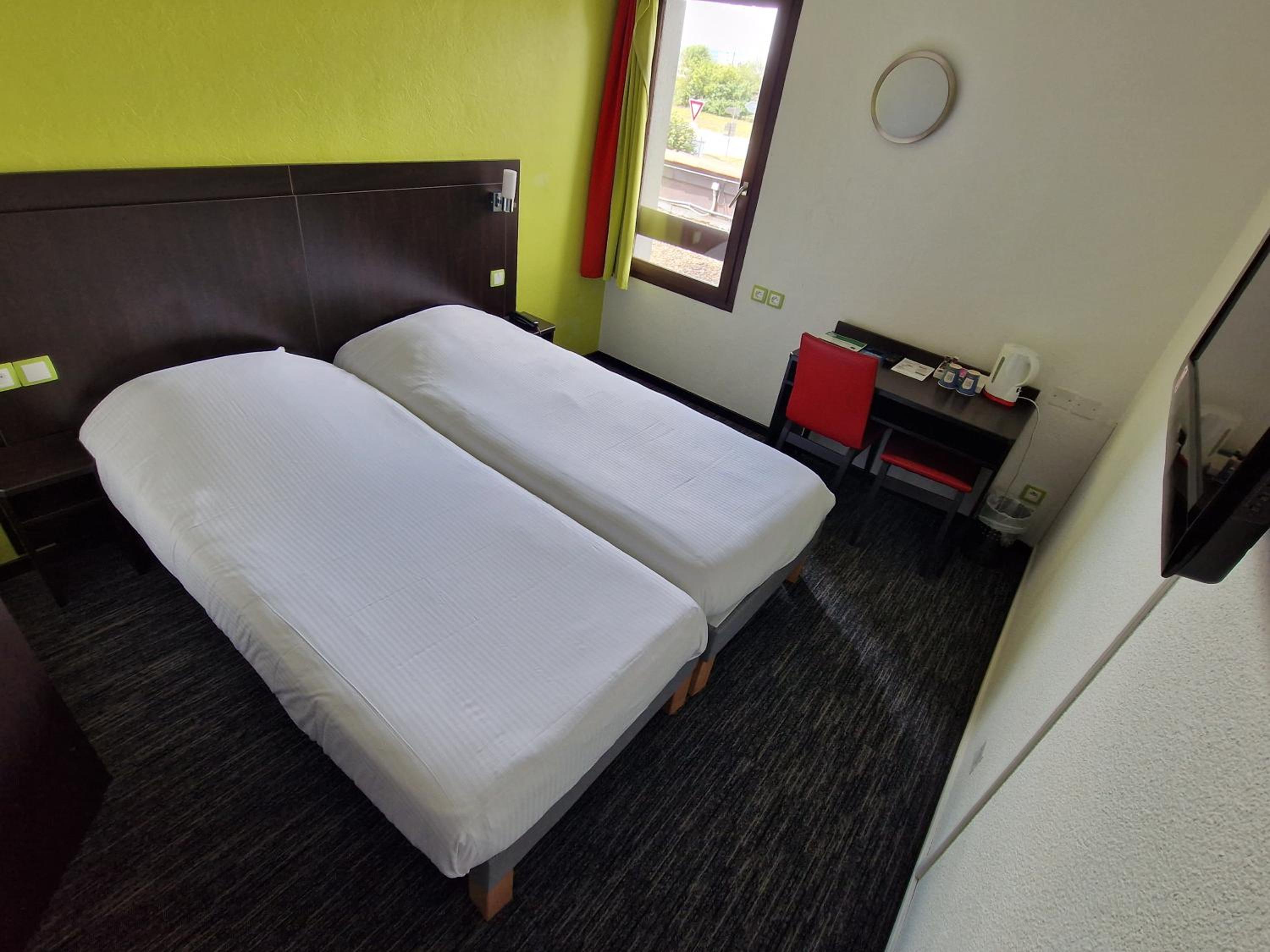 Twin Room - Photo 3