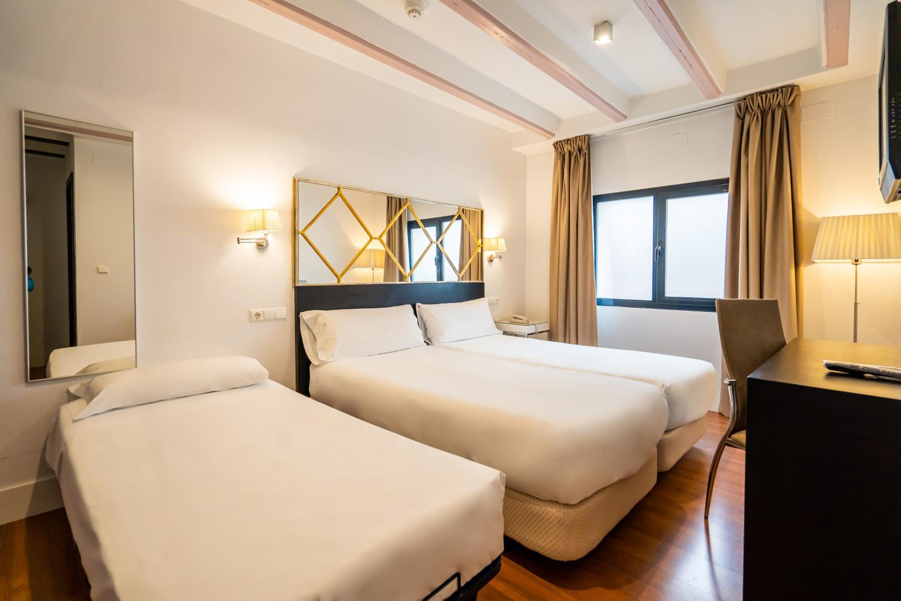 Twin Room with Extra Bed - Photo 1