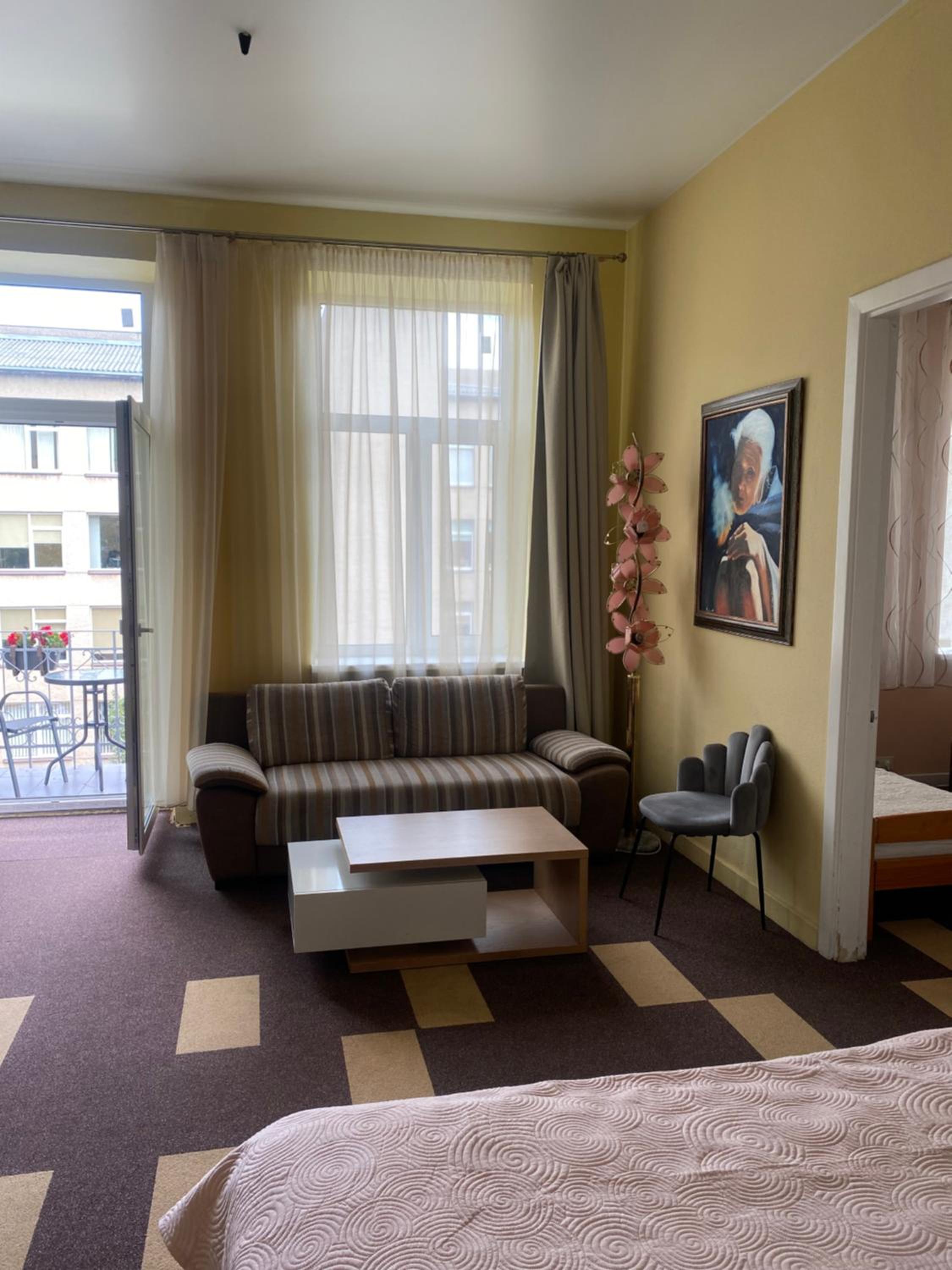 Family Two-Bedroom Apartment - Photo 4