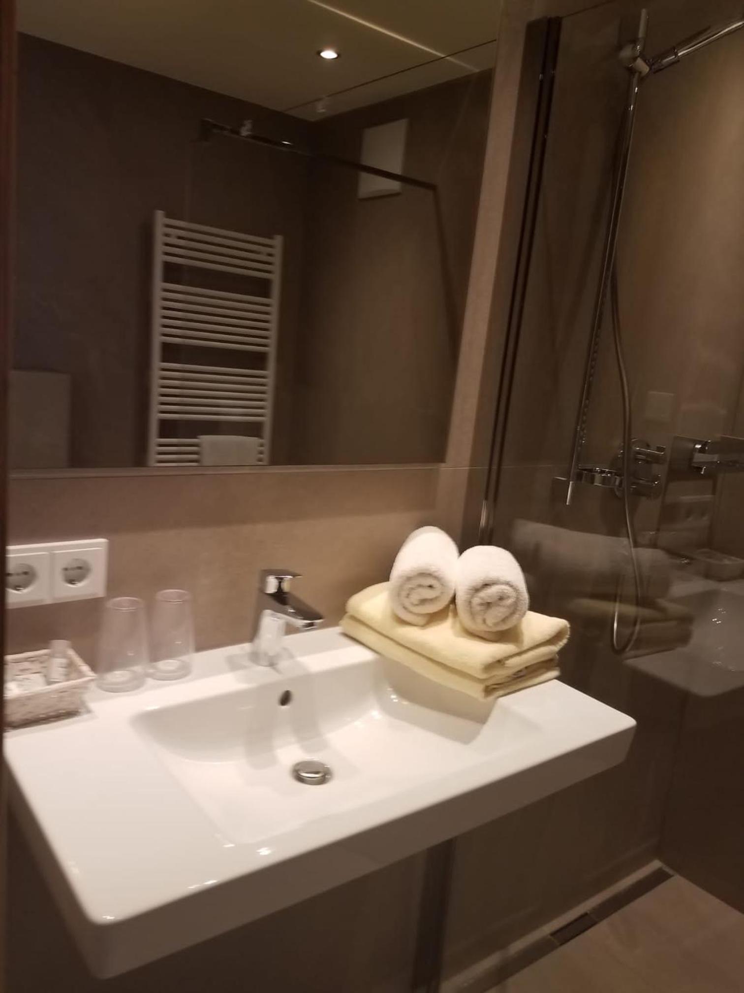 Double Room with Balcony - Photo 2