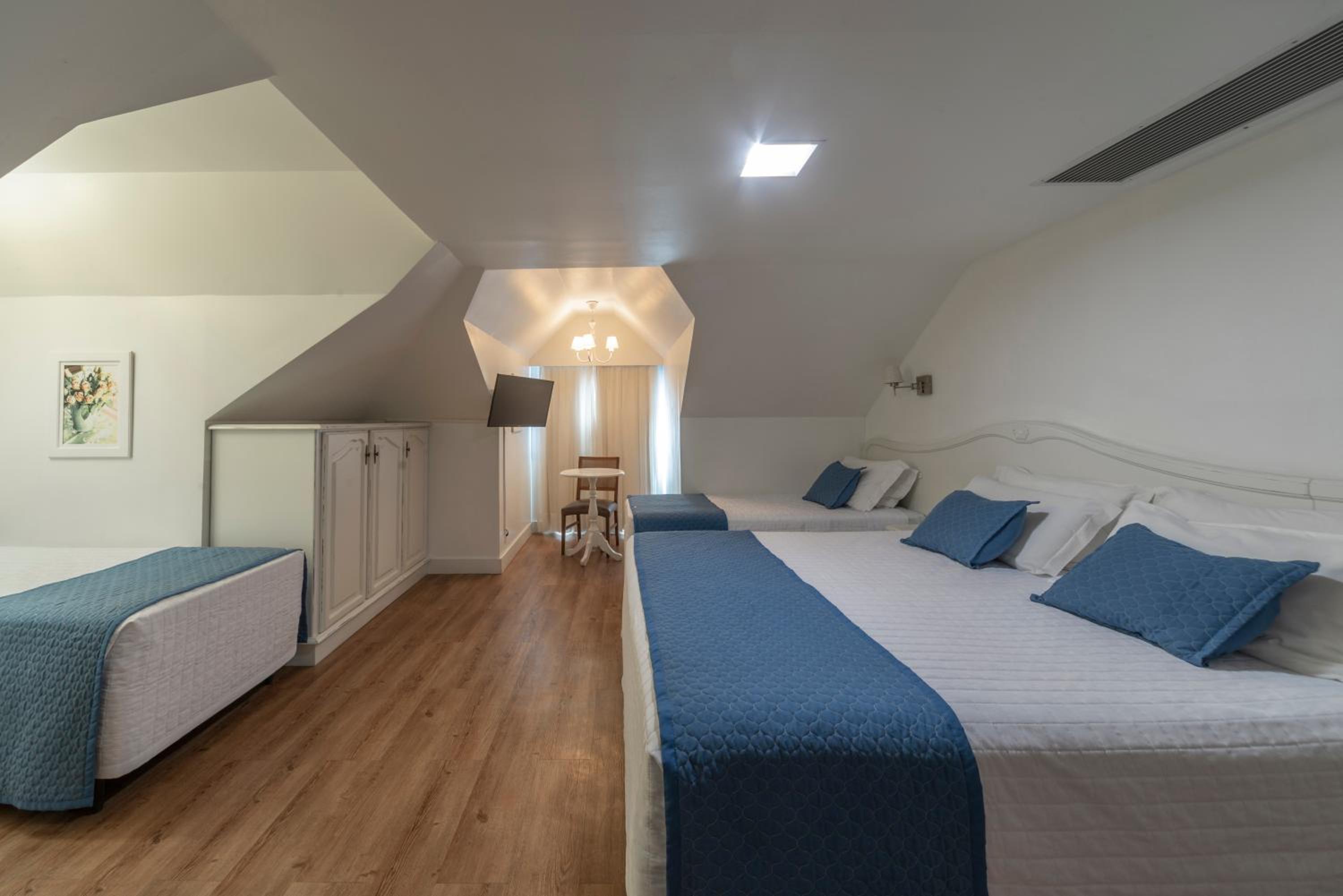 Superior Quadruple Room thumbnail 5