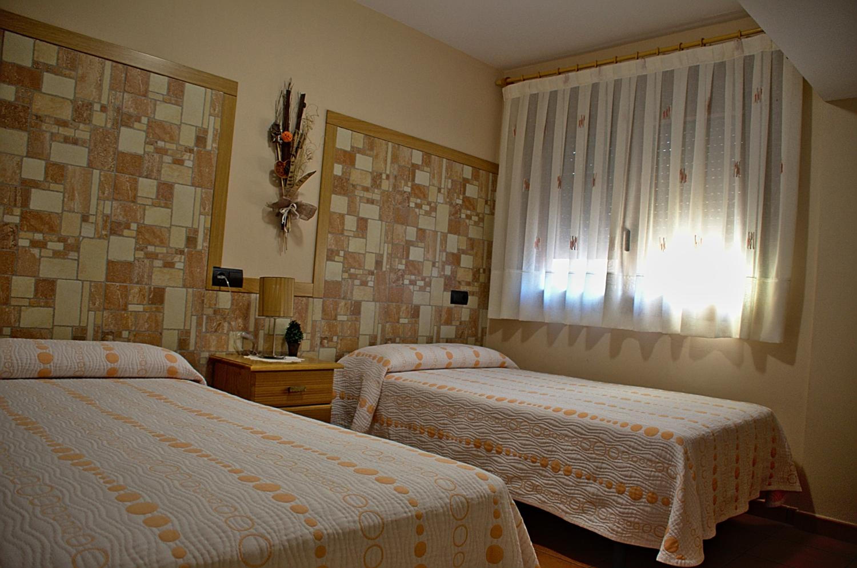 Double Room with Private Bathroom - Photo 6