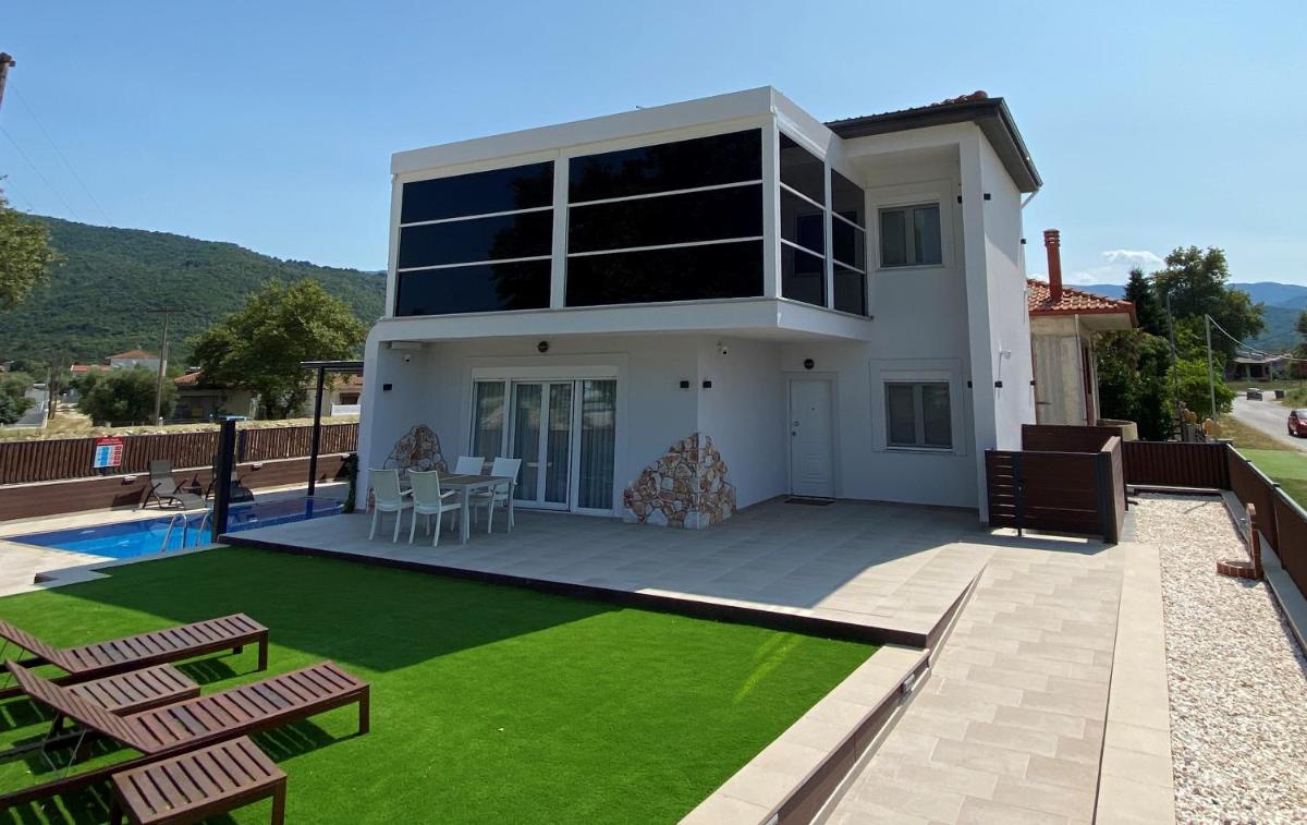 Villa with Private Pool - Photo 4