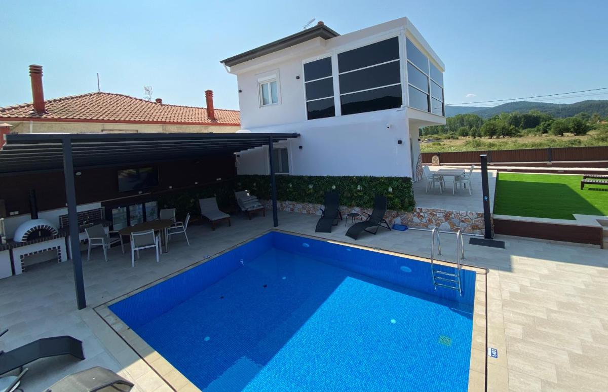 Villa with Private Pool - Photo 3