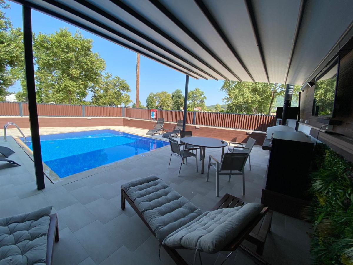 Villa with Private Pool - Photo 2