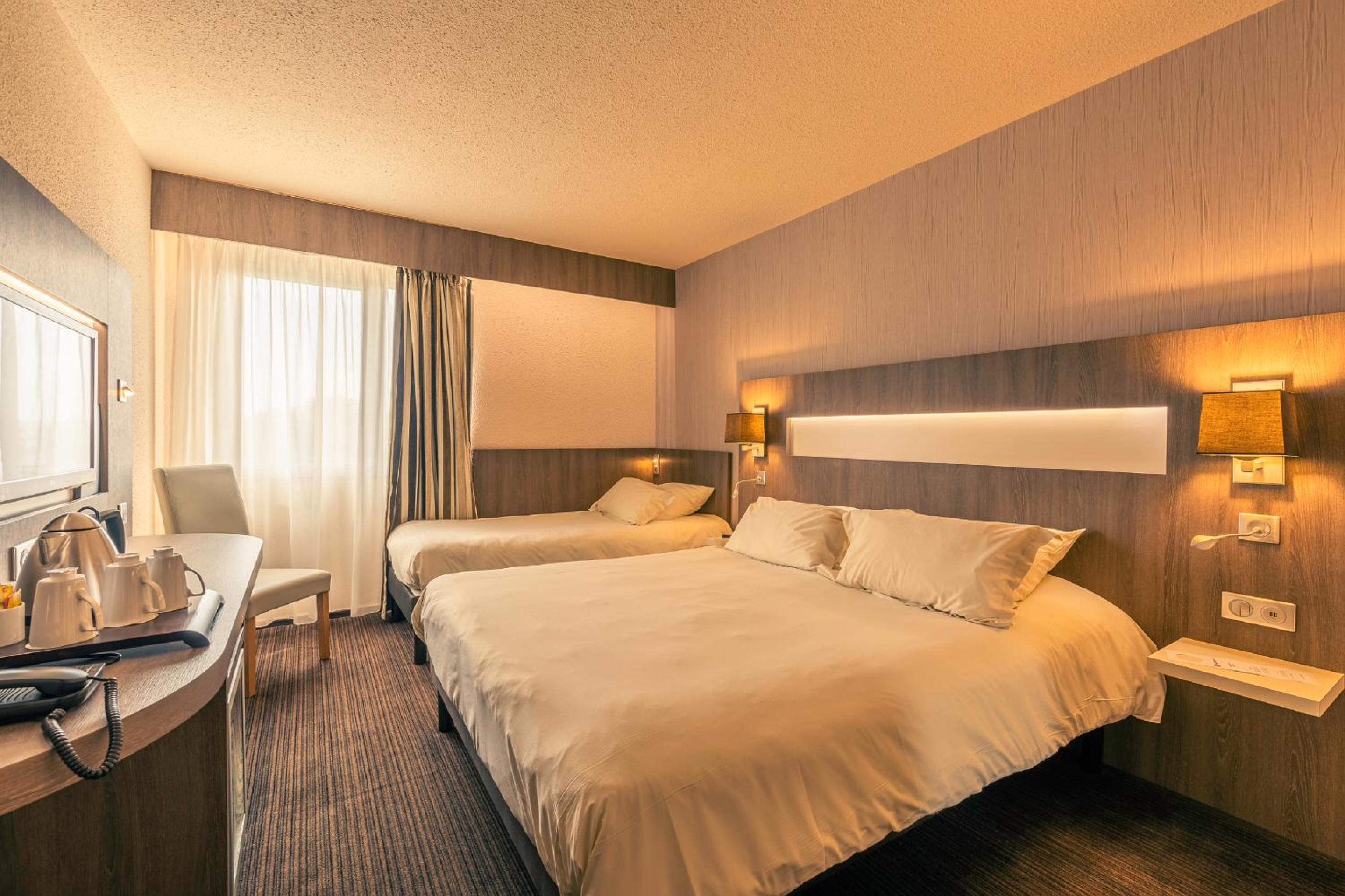 Standard Queen Room with Single Bed - Non-Smoking - Photo 2