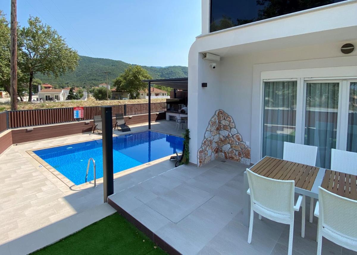 Villa with Private Pool - Photo 1