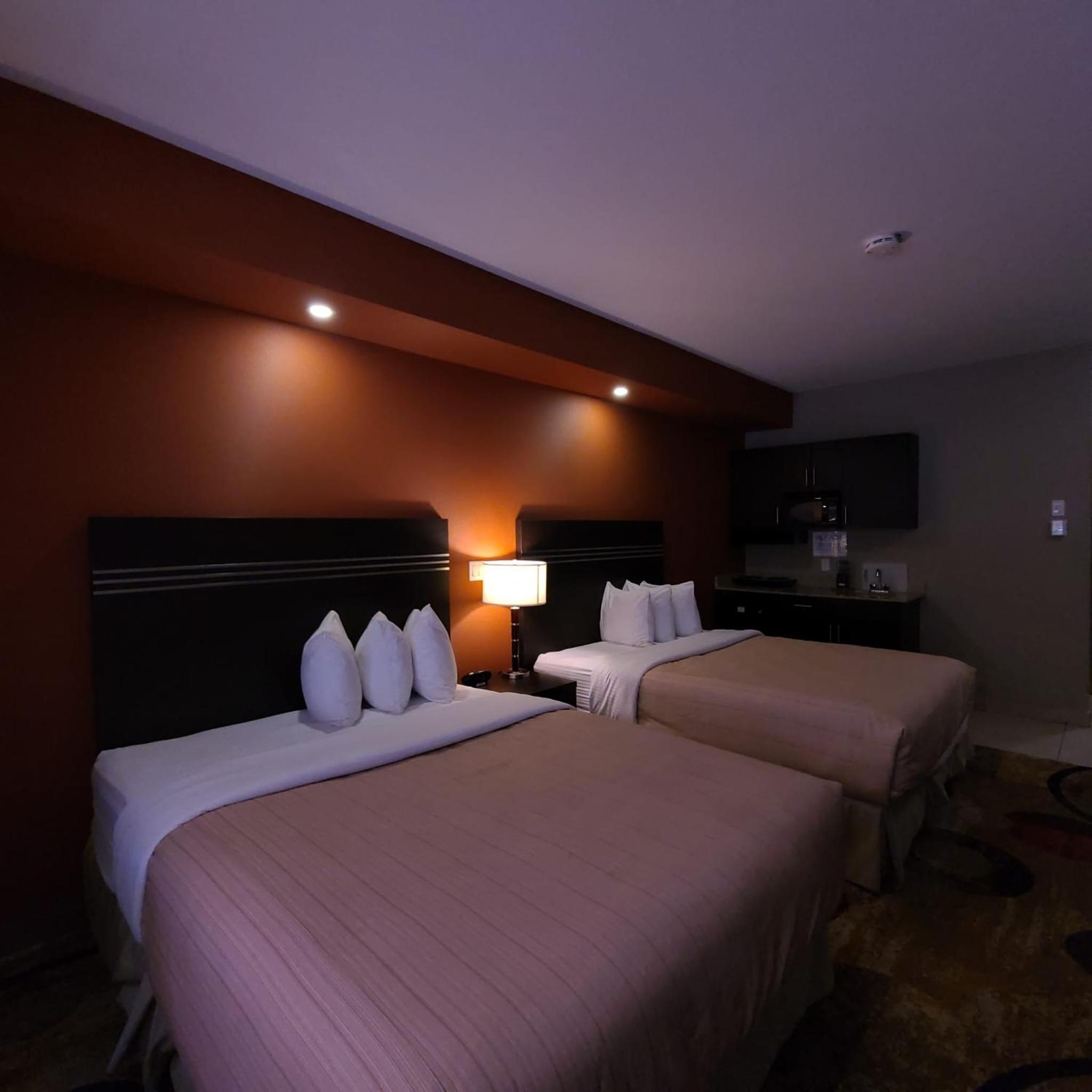 Queen Room with Two Queen Beds photo 3