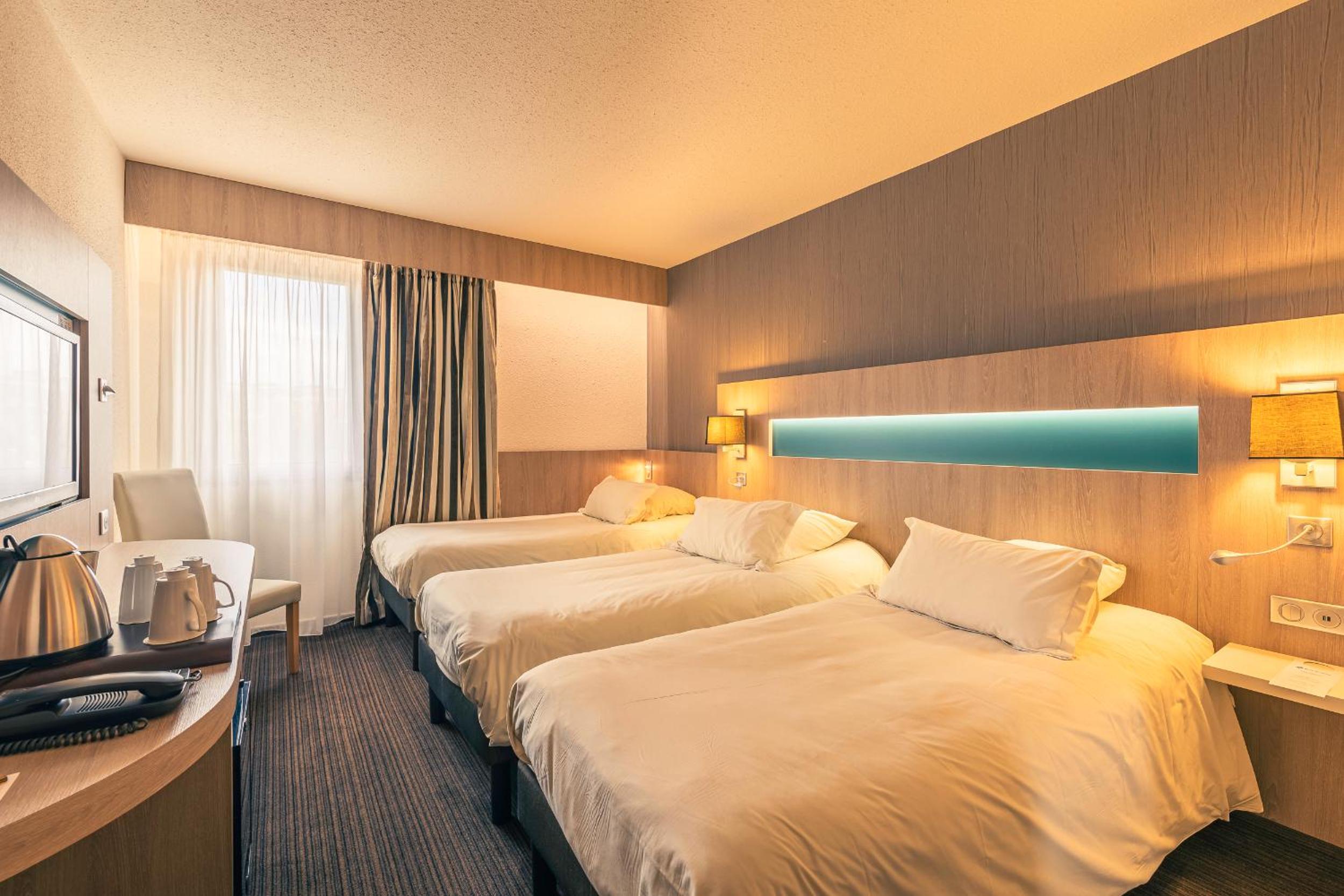 Standard Room with Three Single Beds - Non-Smoking - Photo 1
