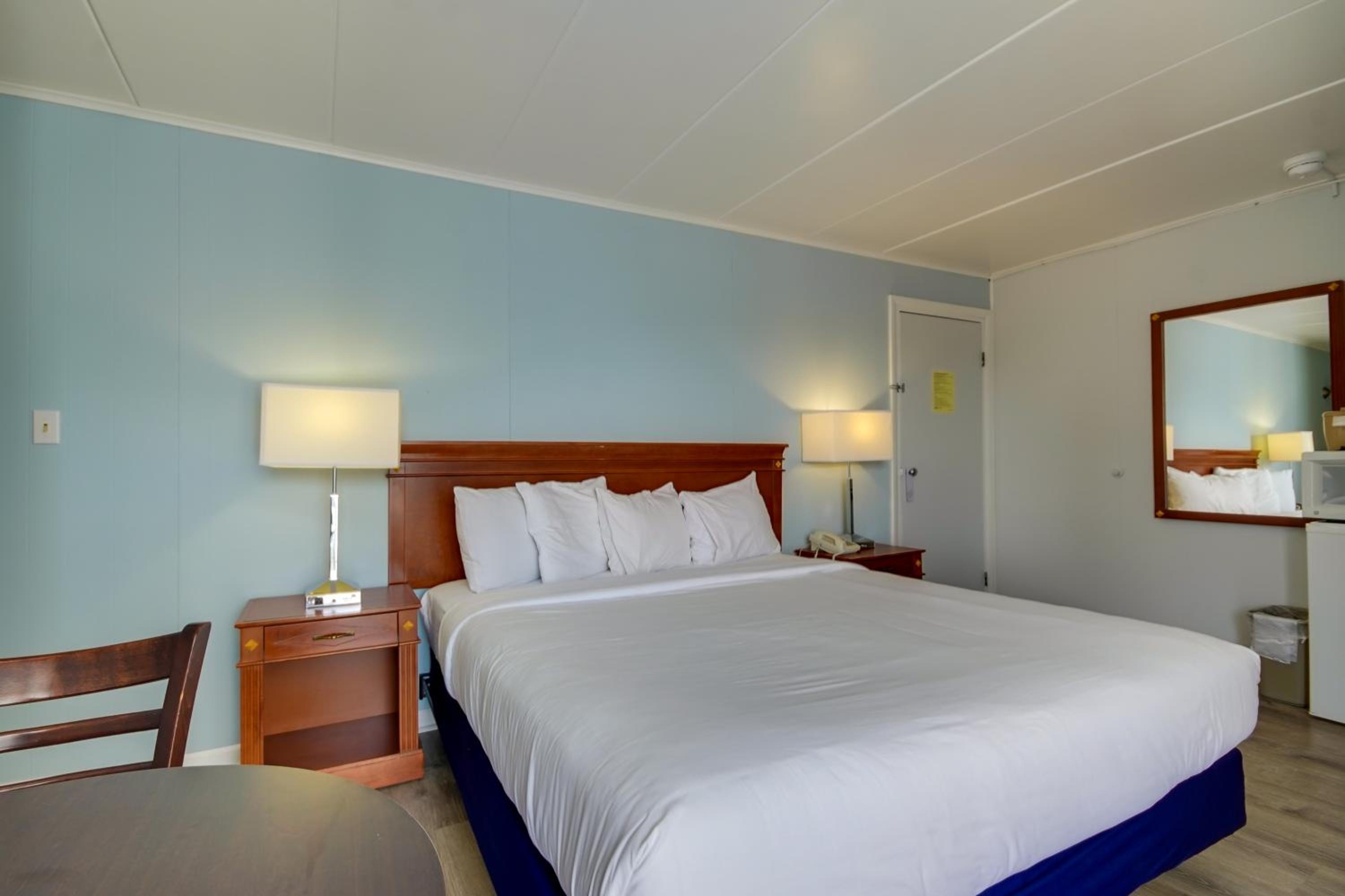 King Room with One King Bed and Balcony with Pool View photo 1