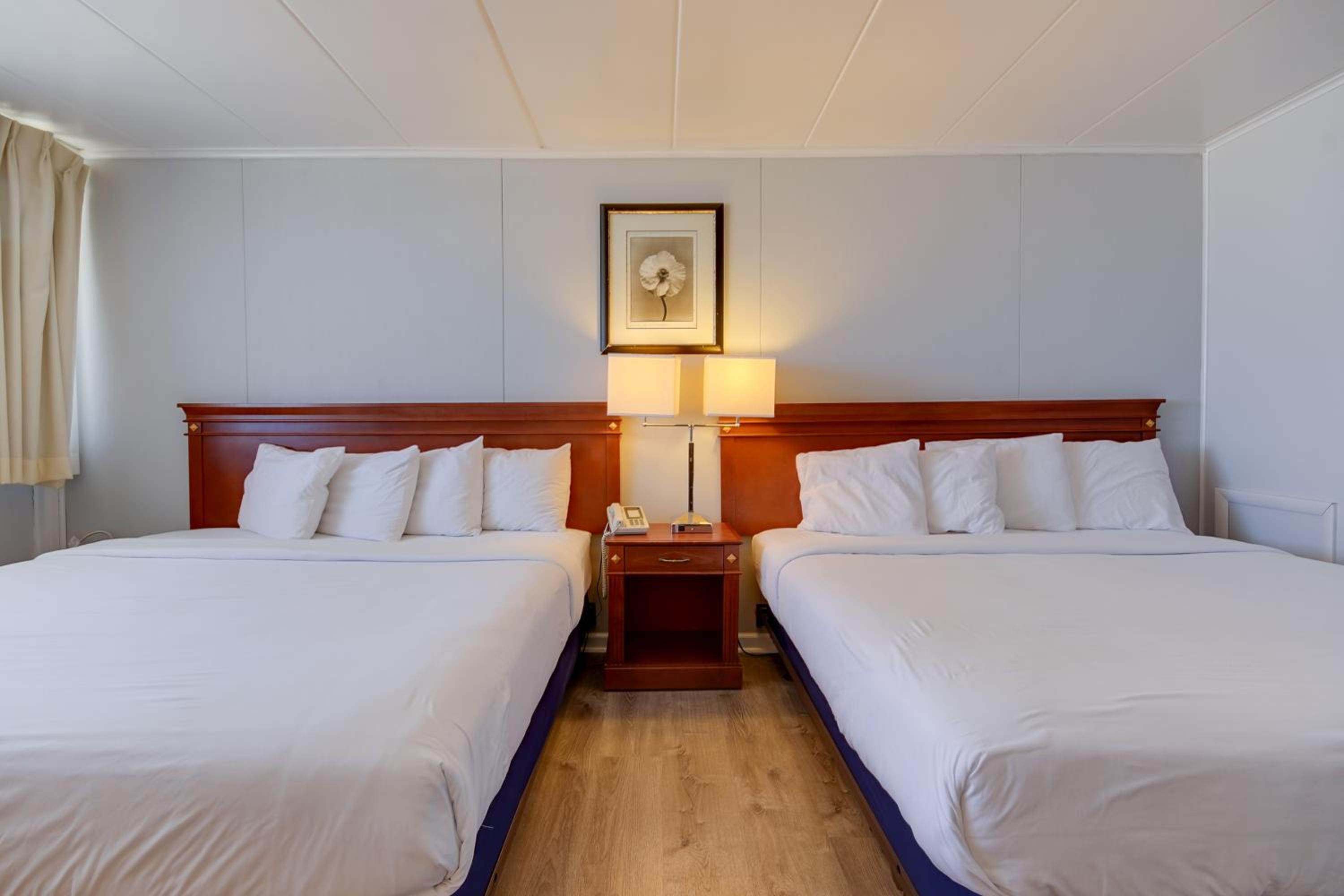 Double Room with Two King Beds with Balcony - Street View photo 1